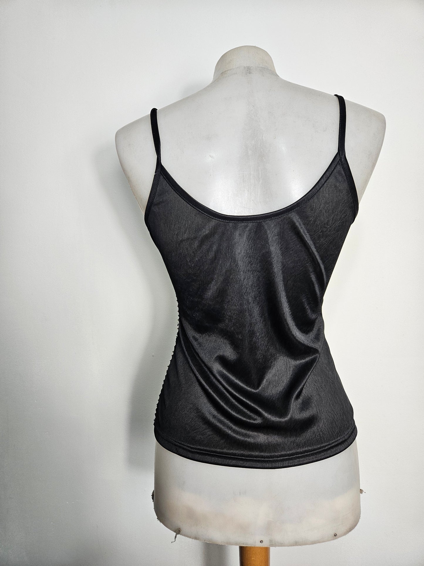 Top negro con lentejuelas multicolor