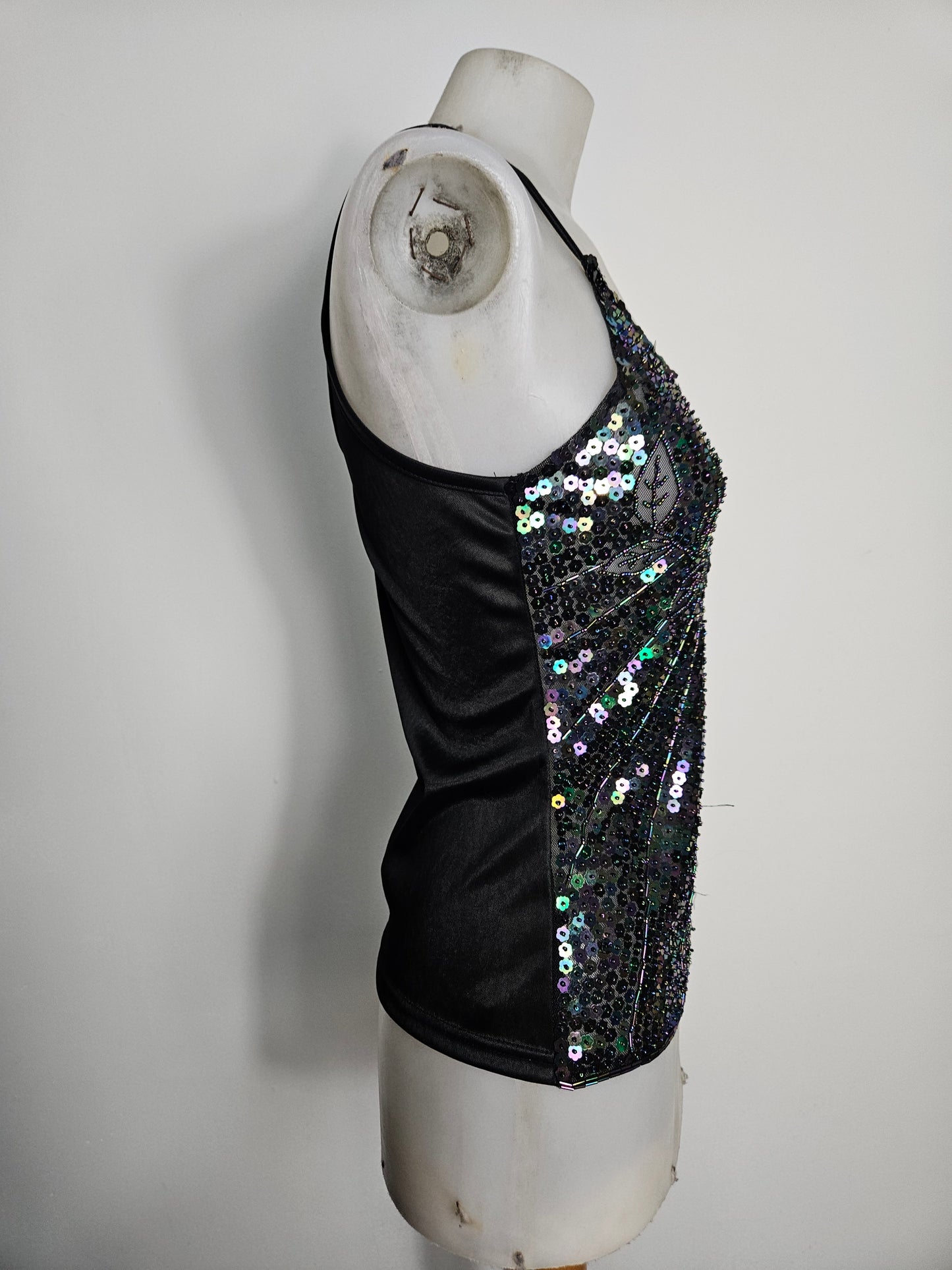 Top negro con lentejuelas multicolor