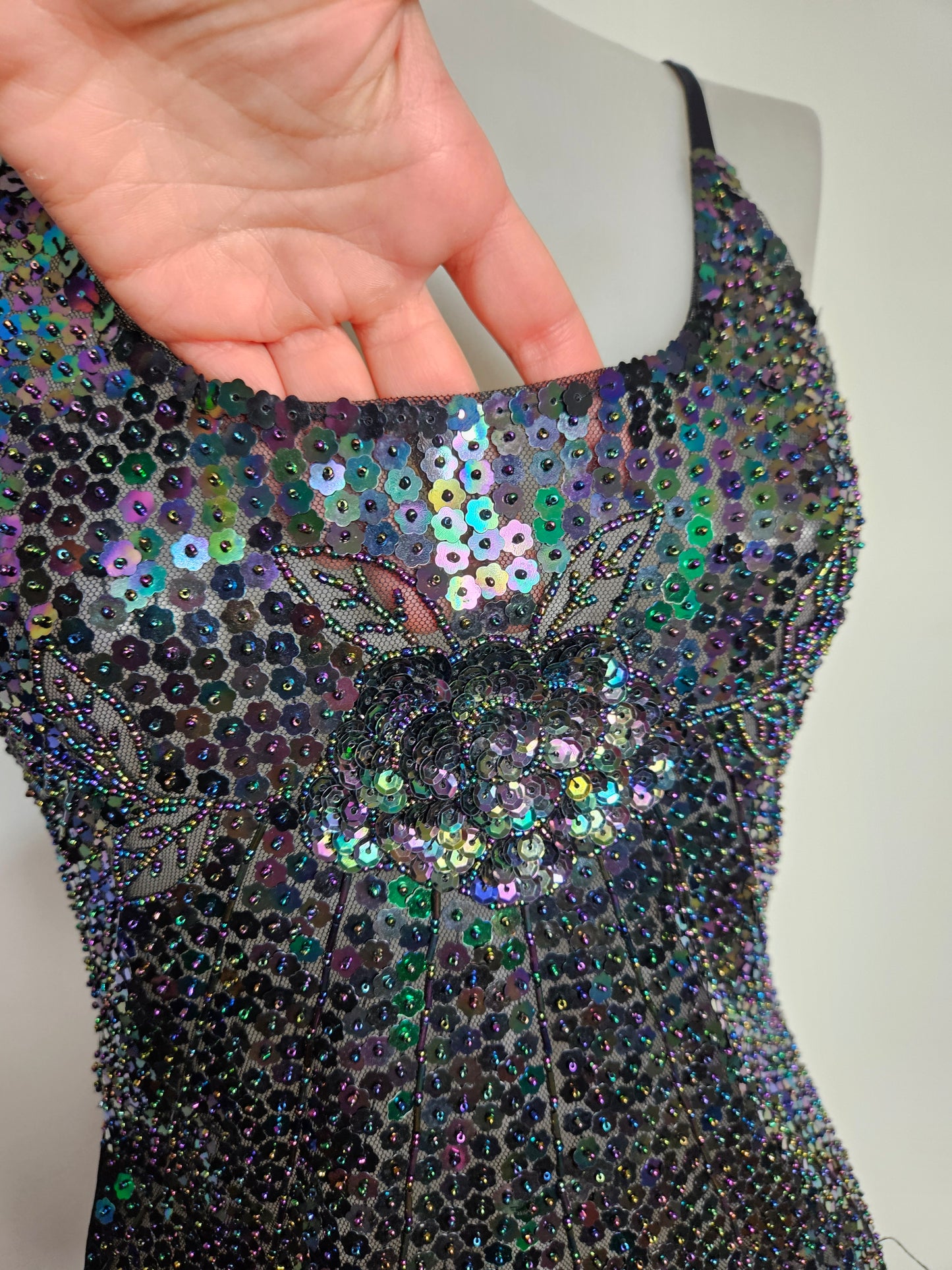 Top negro con lentejuelas multicolor