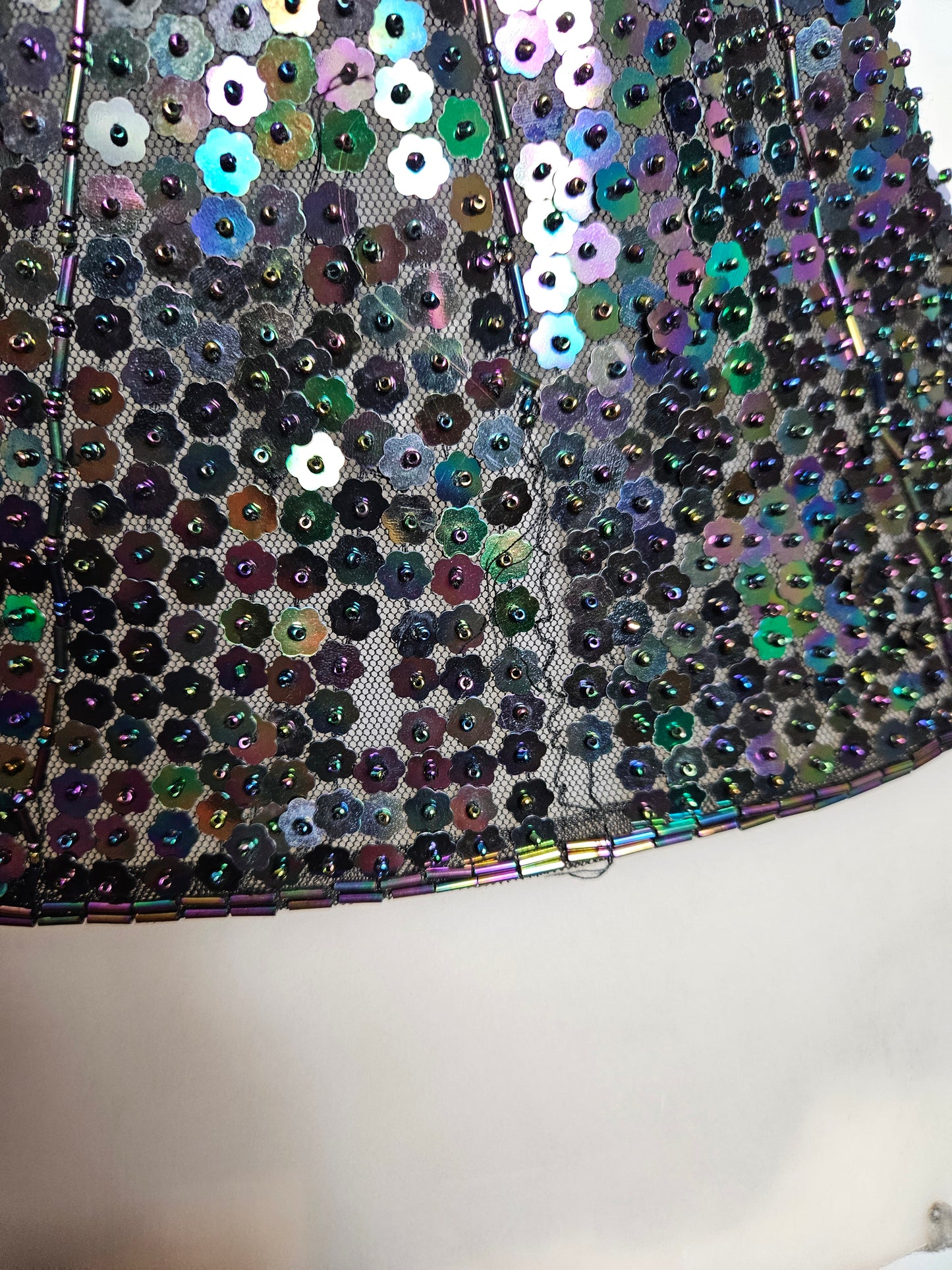Top negro con lentejuelas multicolor