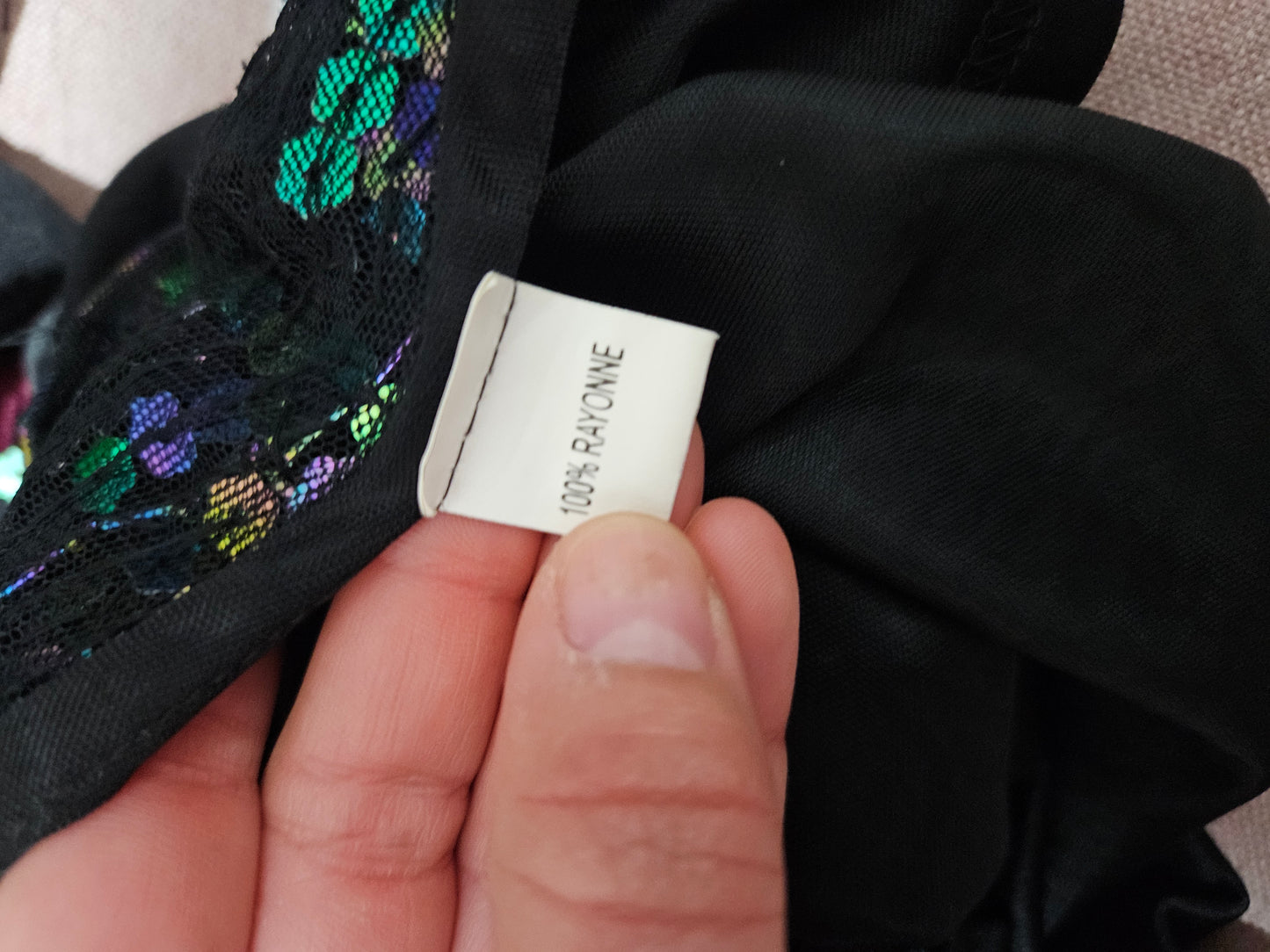Top negro con lentejuelas multicolor