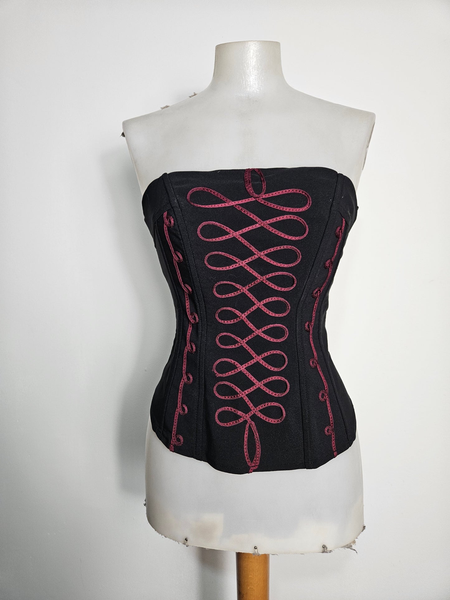 Bustier noir à broderies rouges