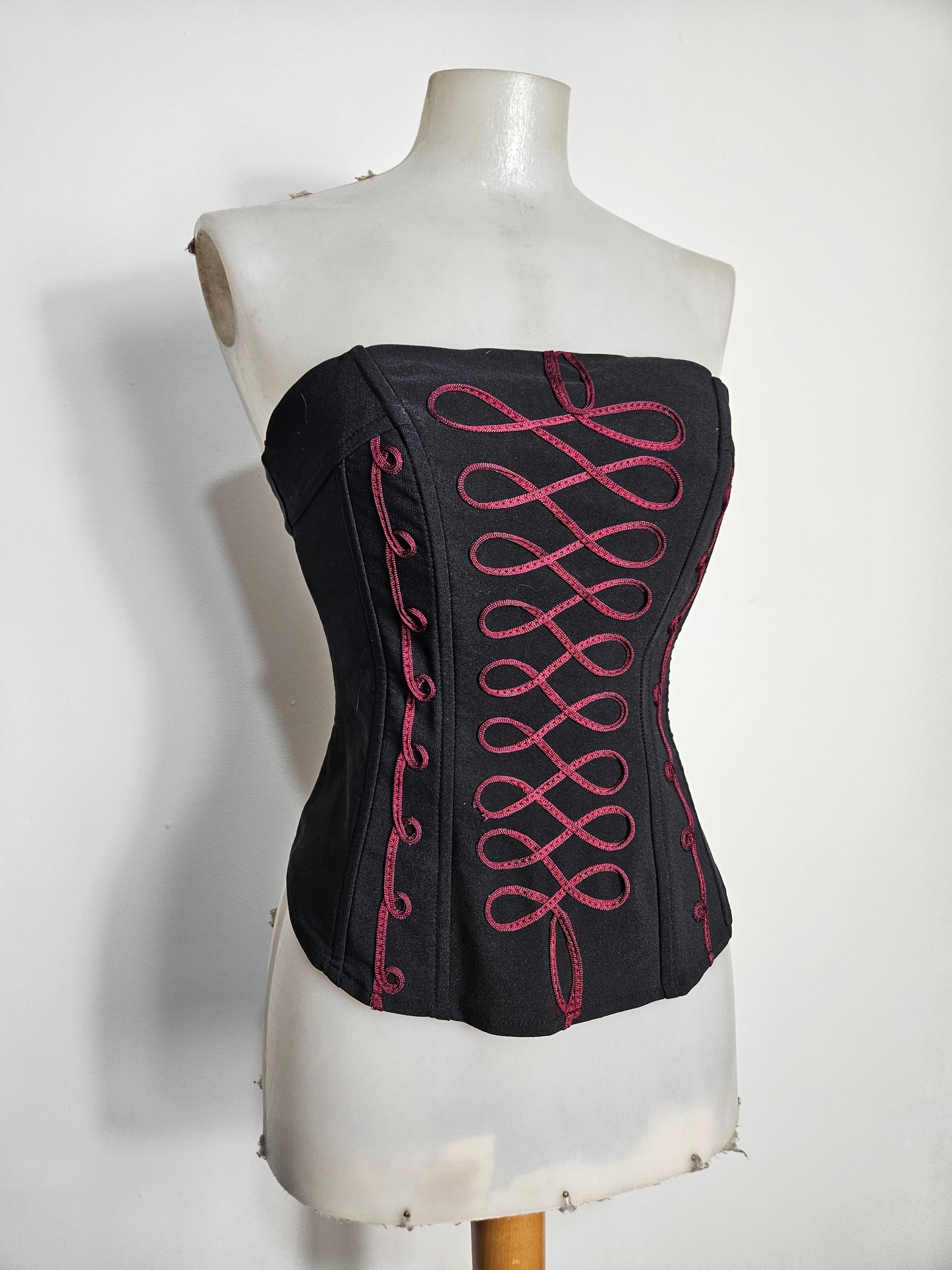 Bustier noir à broderies rouges