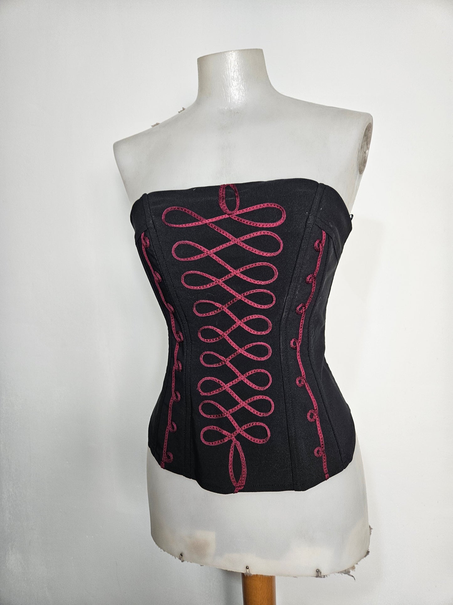 Bustier noir à broderies rouges