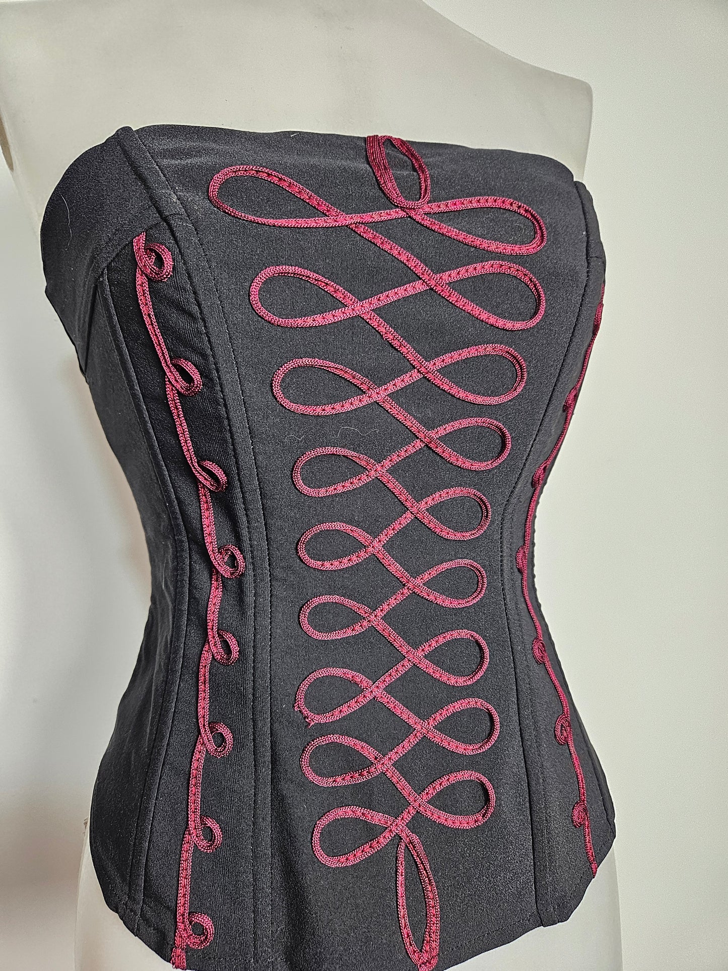 Bustier noir à broderies rouges