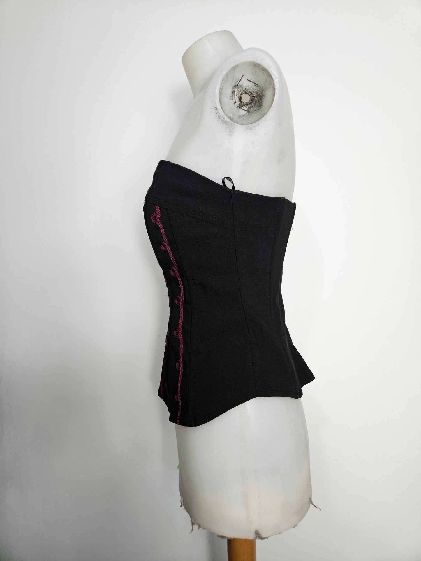 Bustier noir à broderies rouges