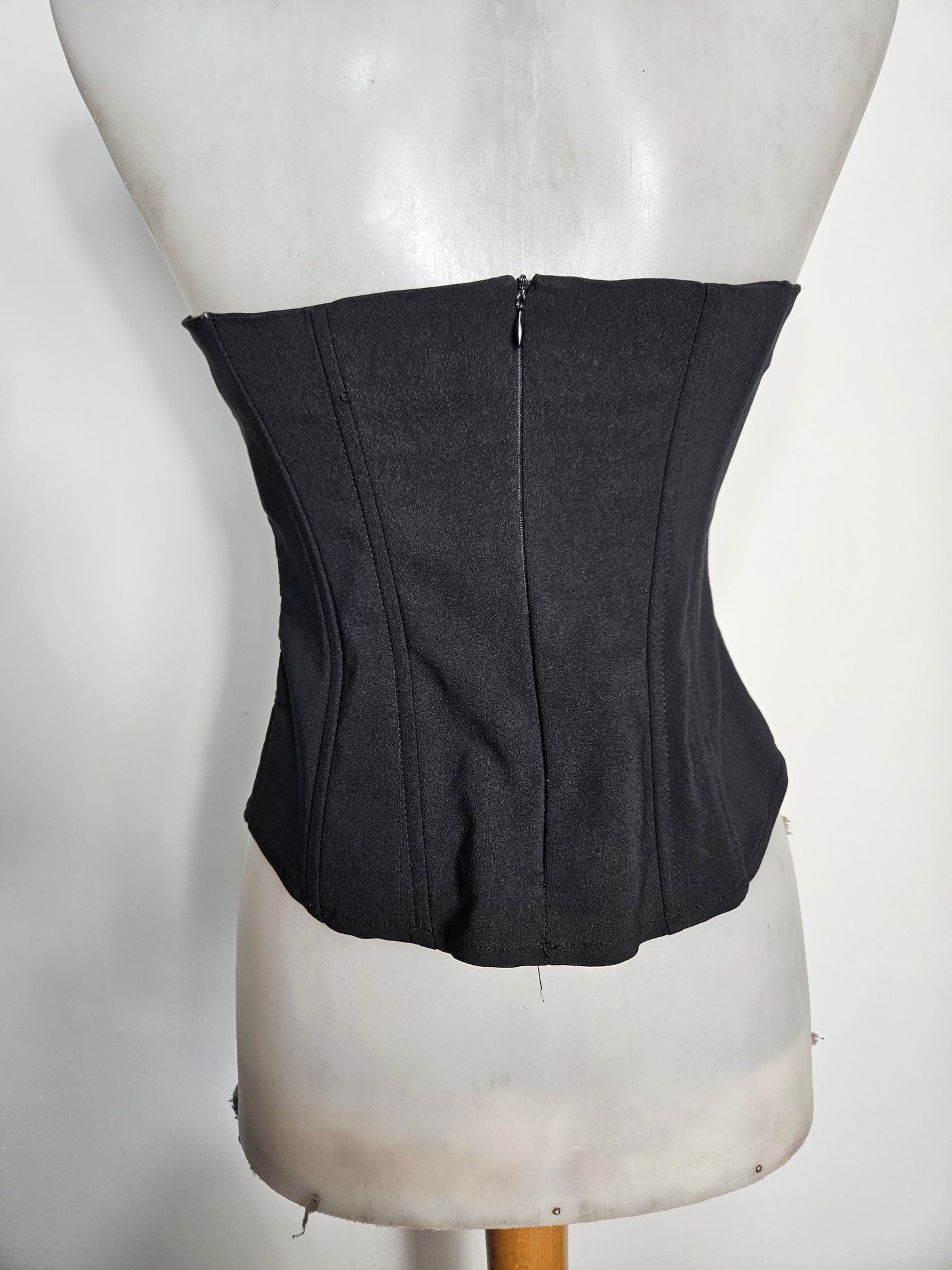 Bustier noir à broderies rouges