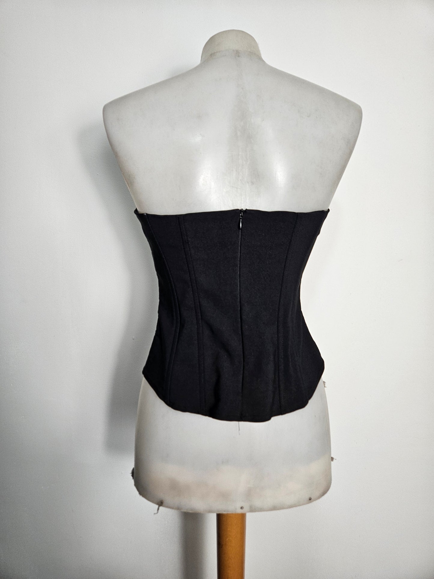 Bustier noir à broderies rouges