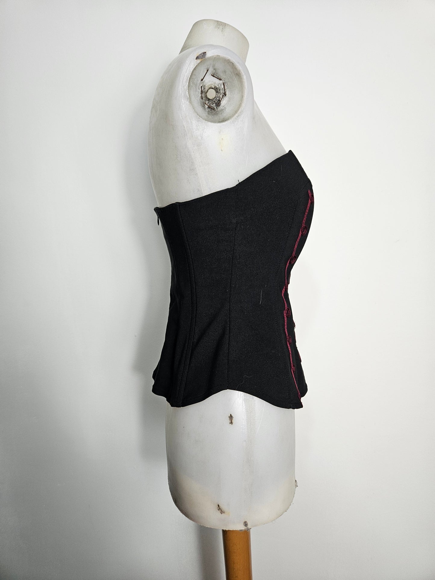 Bustier noir à broderies rouges