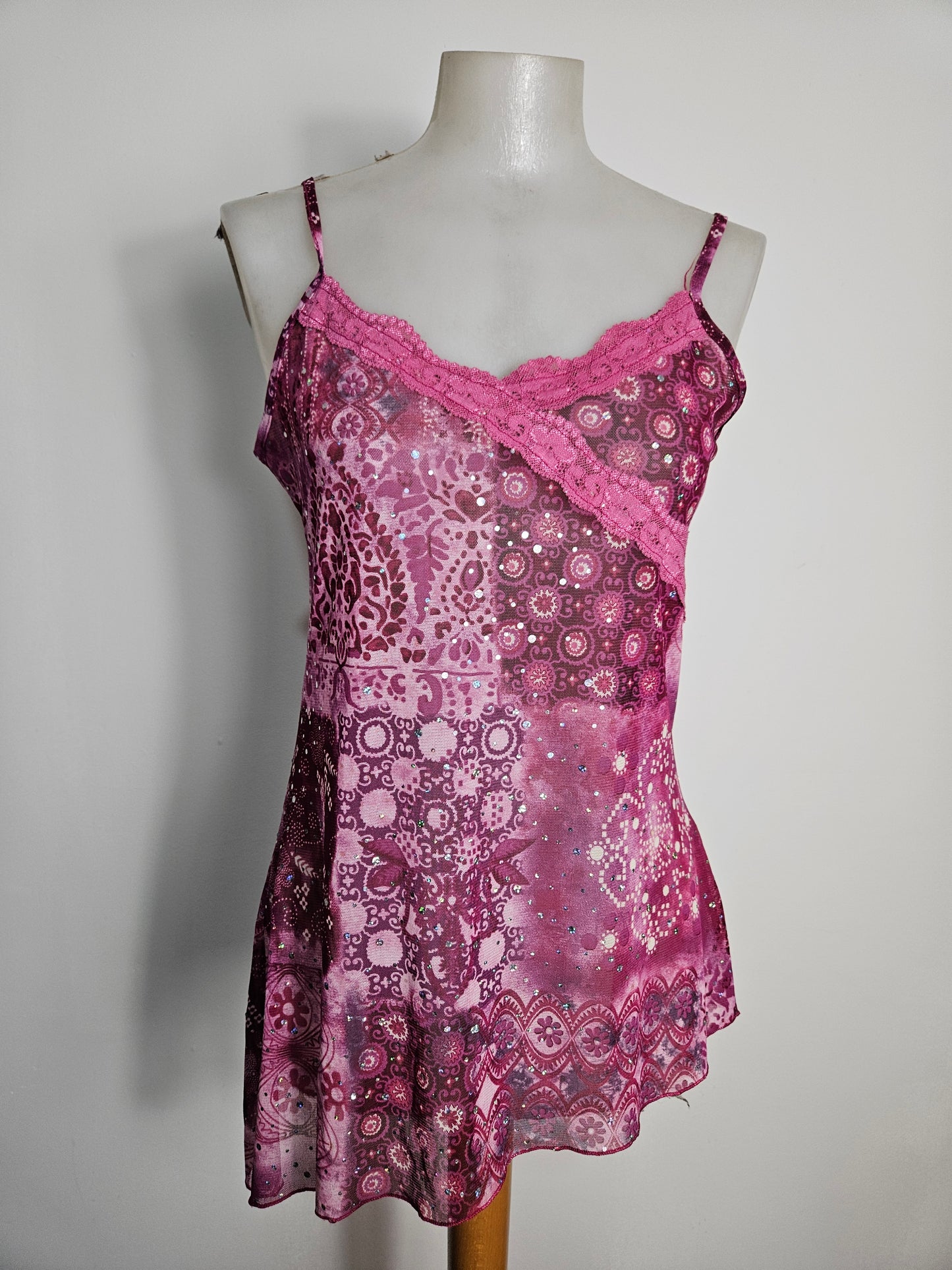 Haut asymétrique en voile et strass