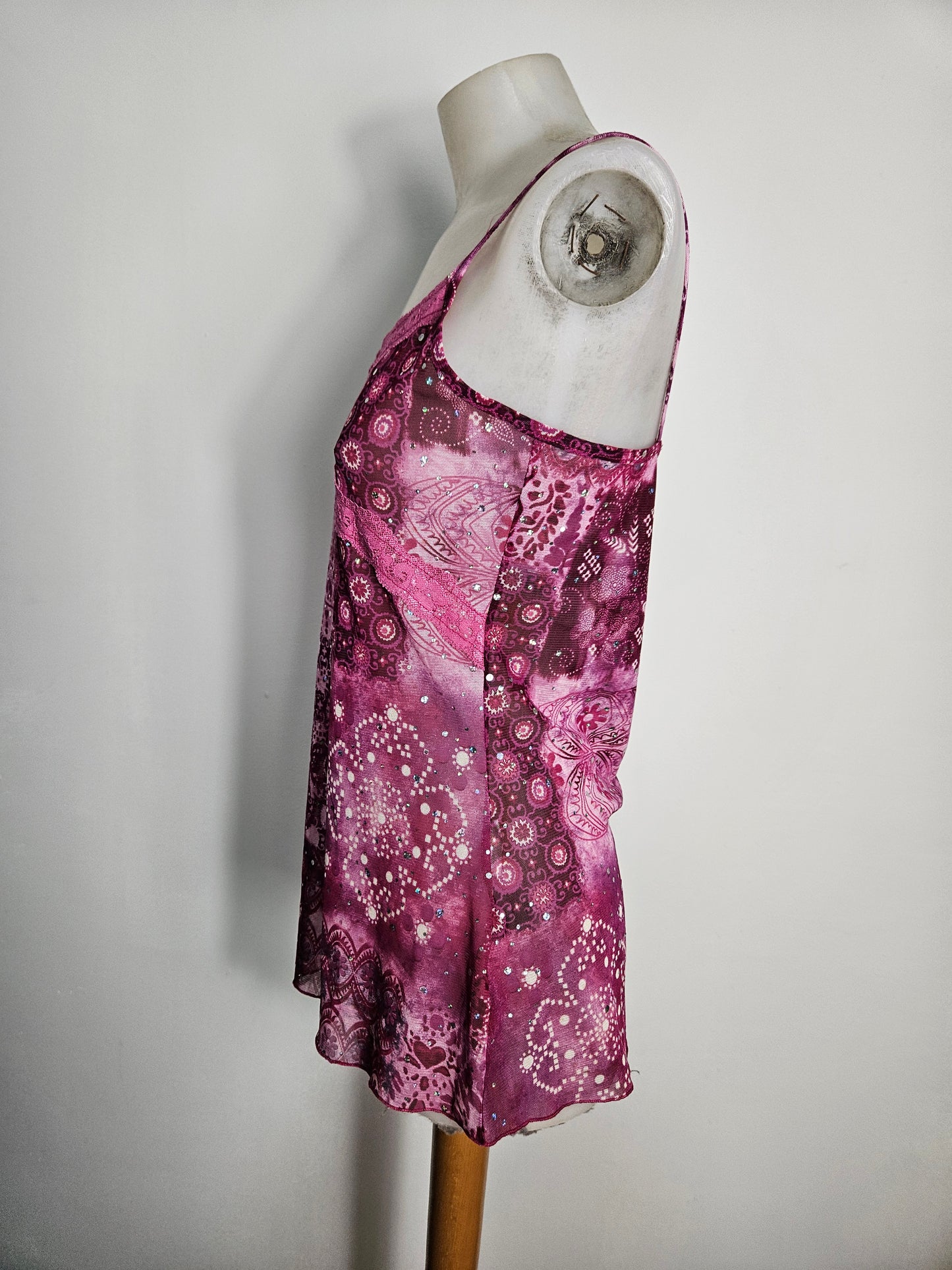 Haut asymétrique en voile et strass
