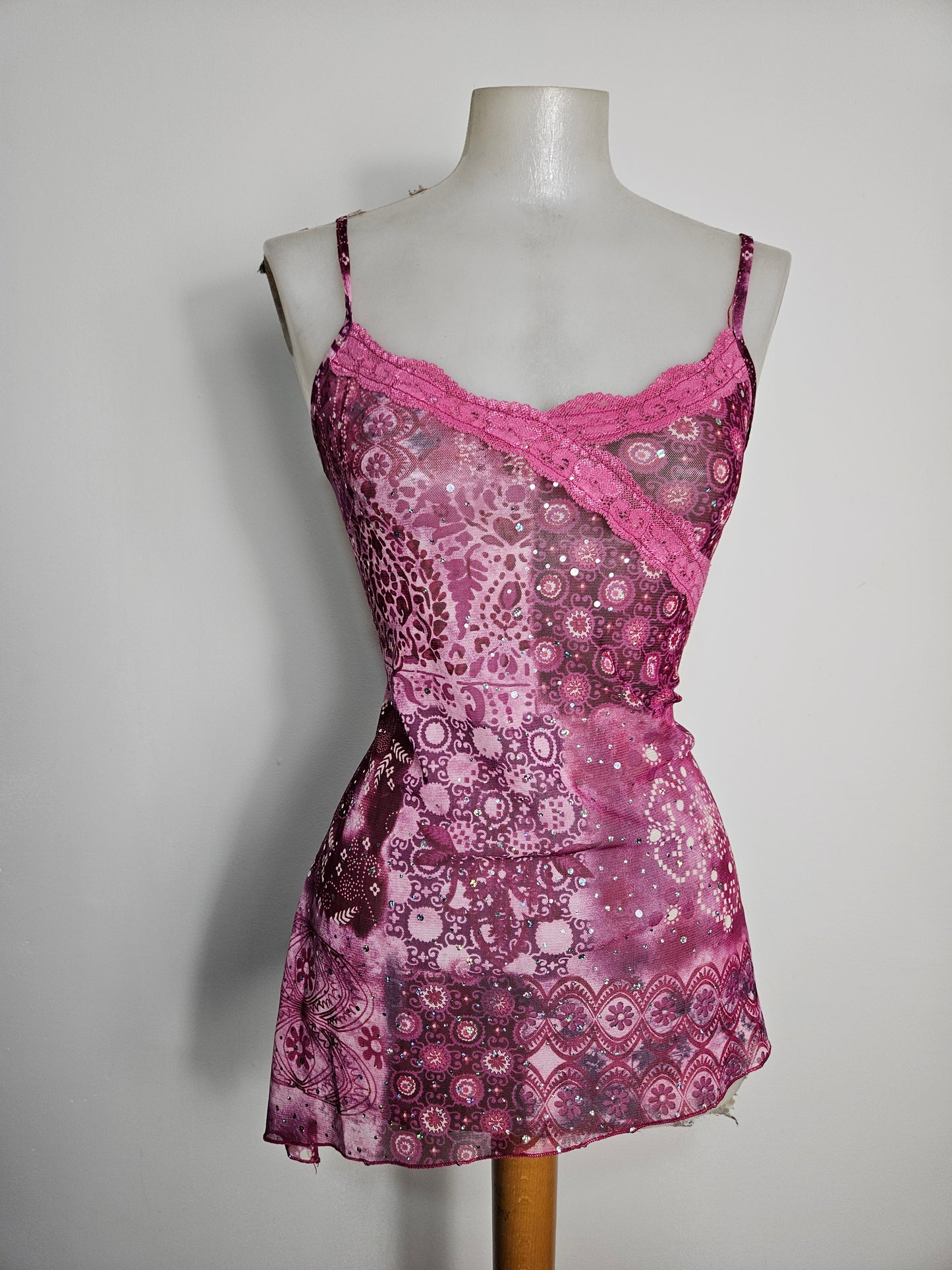 Haut asymétrique en voile et strass