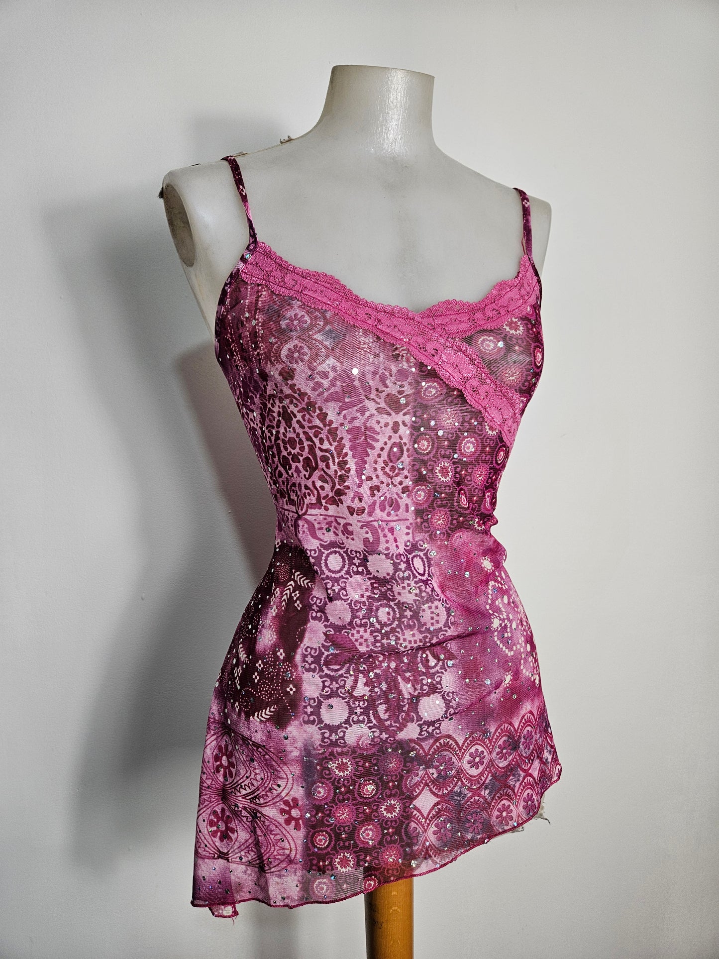 Haut asymétrique en voile et strass