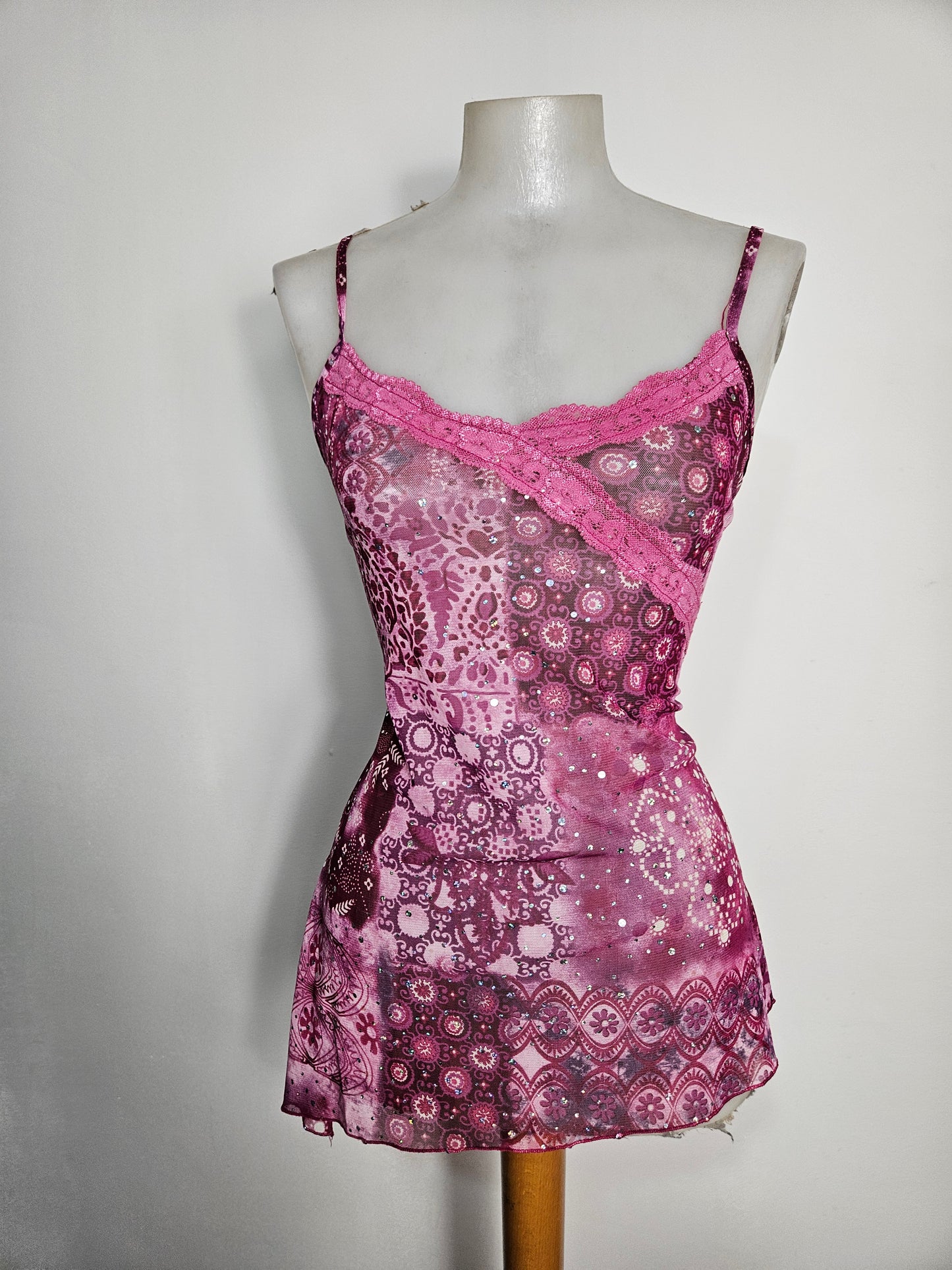 Haut asymétrique en voile et strass