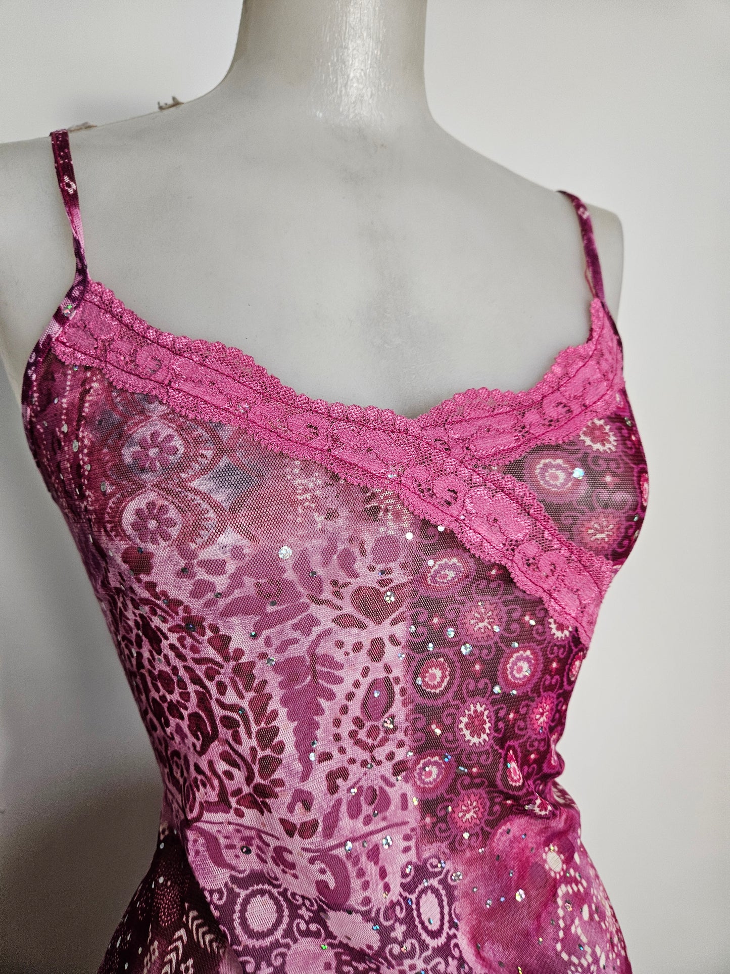 Haut asymétrique en voile et strass