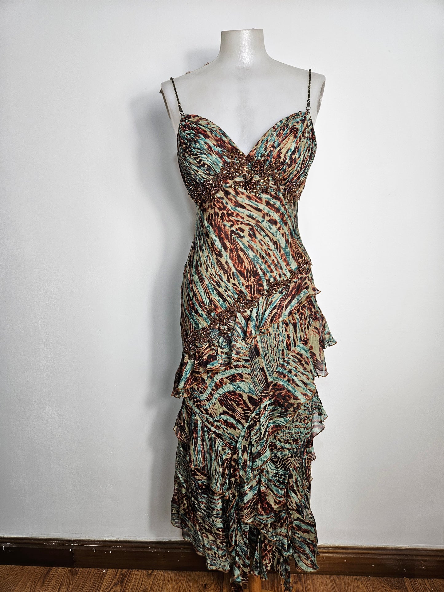 Robe en soie brodée à volants