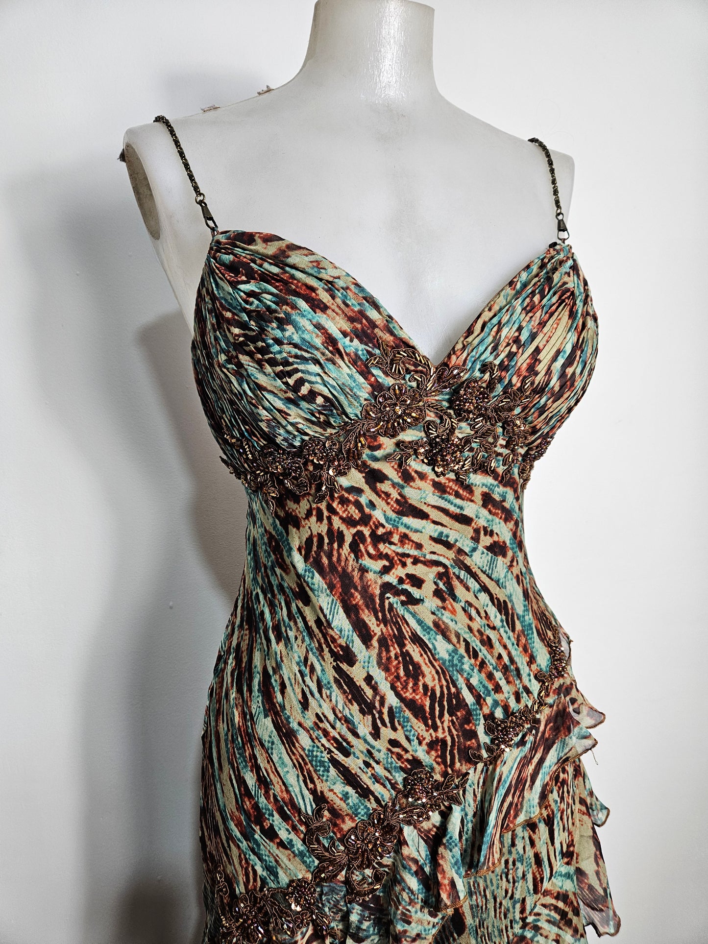 Robe en soie brodée à volants