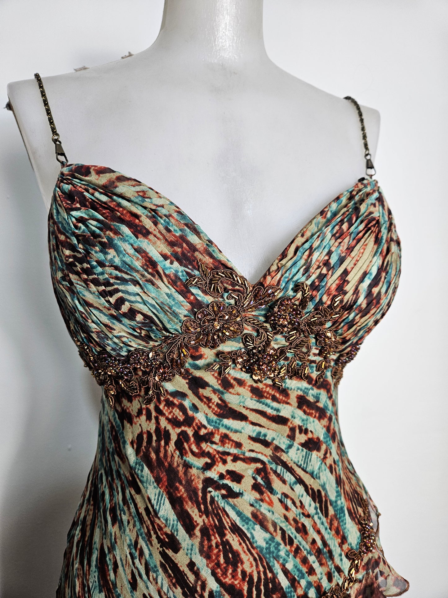 Robe en soie brodée à volants
