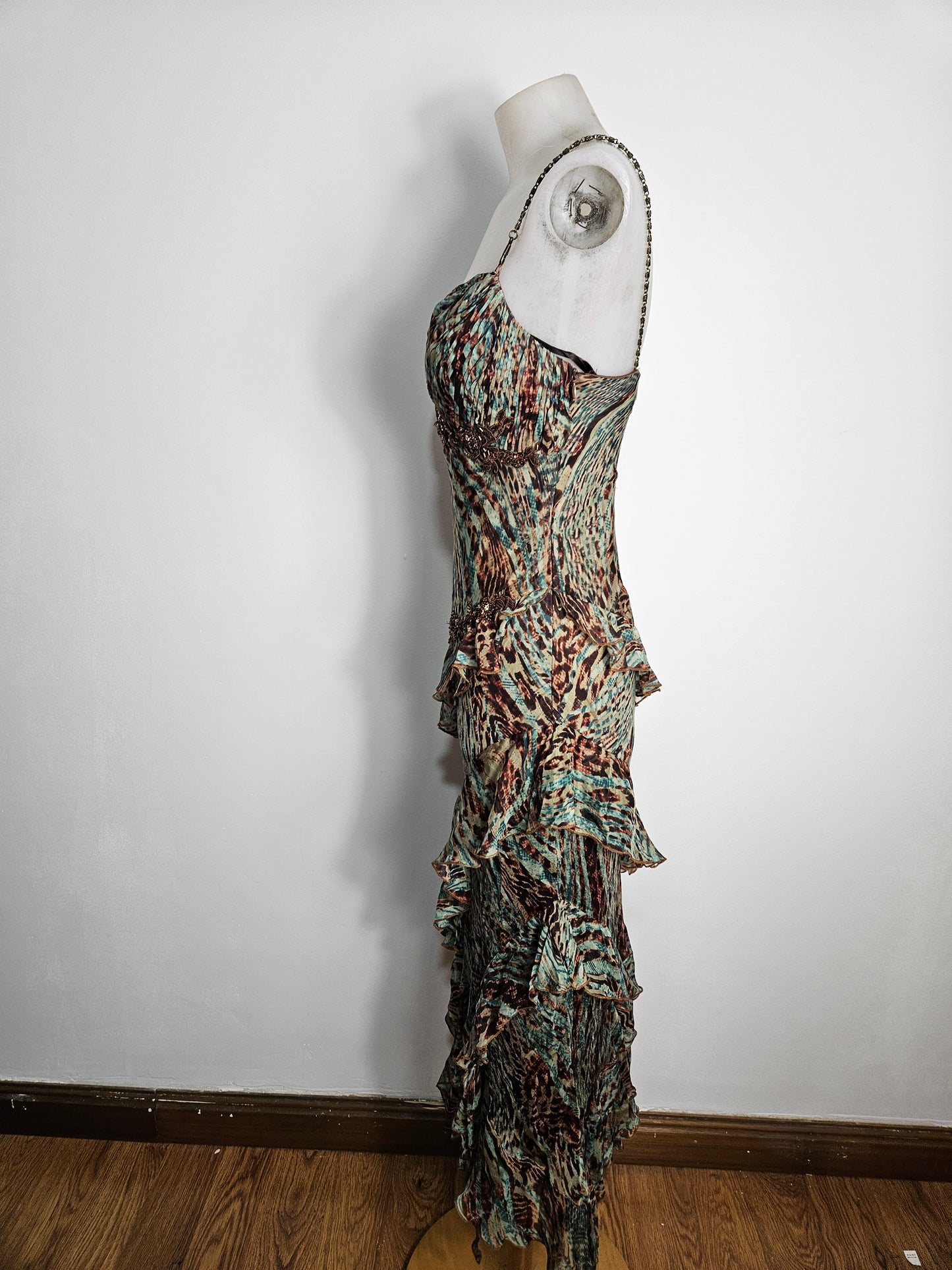 Robe en soie brodée à volants