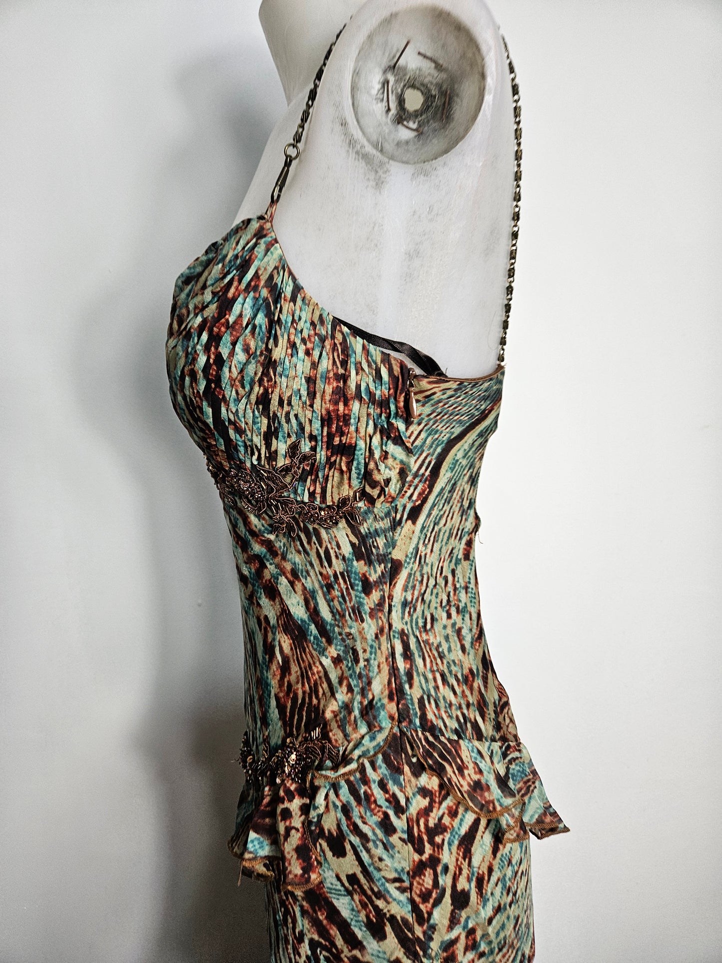 Robe en soie brodée à volants