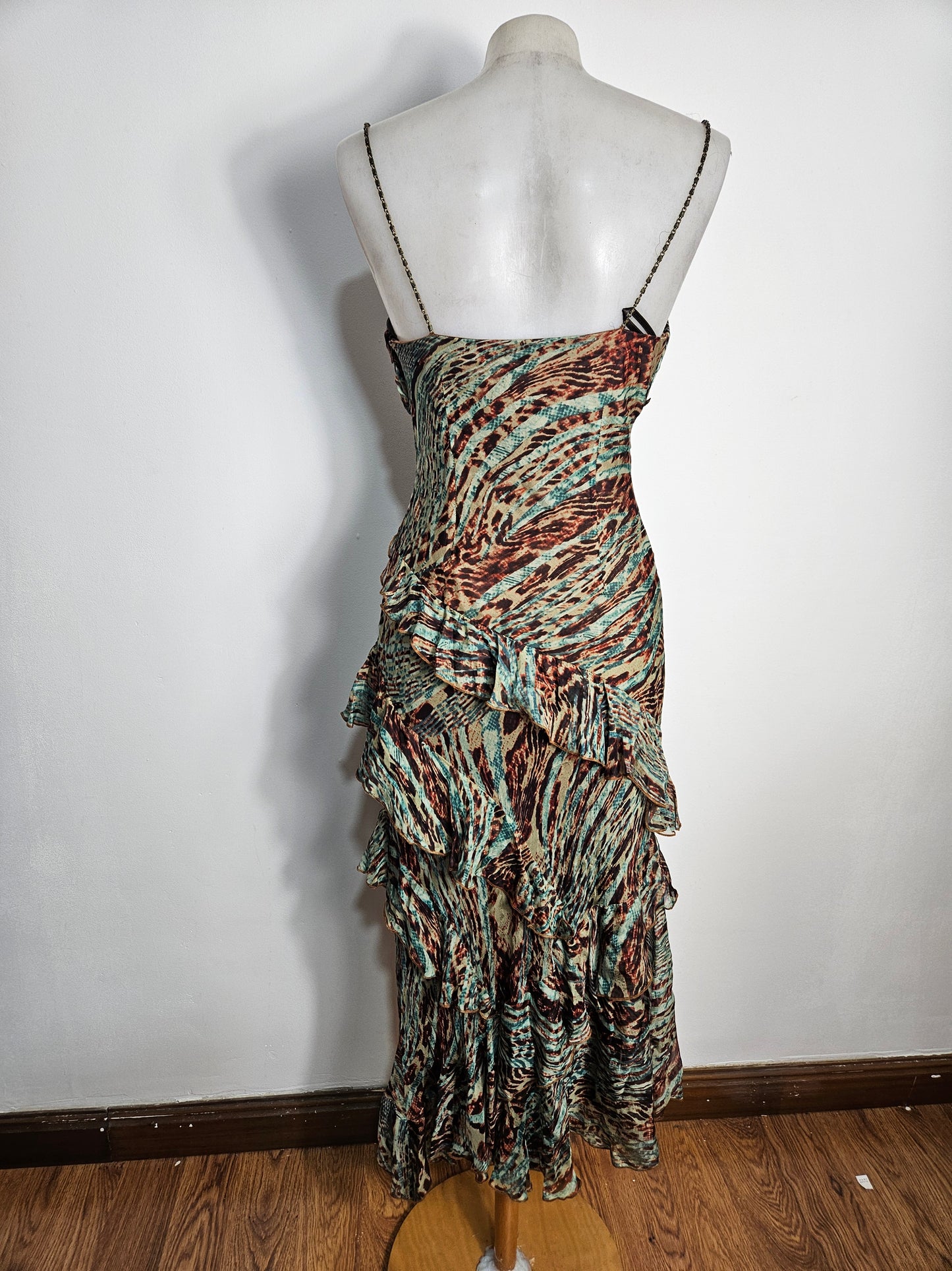Robe en soie brodée à volants