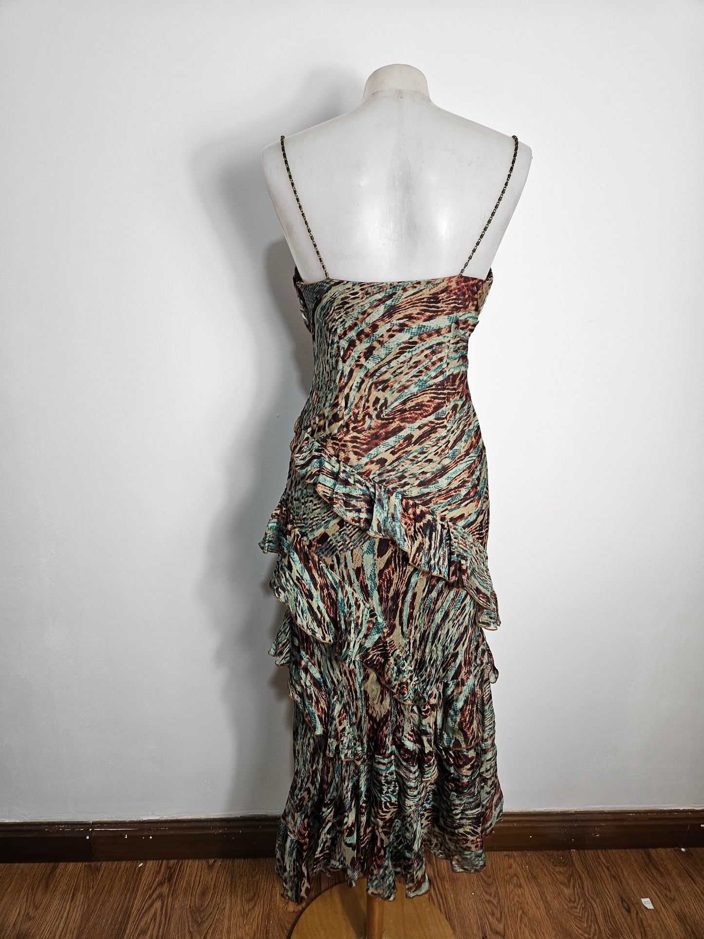 Robe en soie brodée à volants