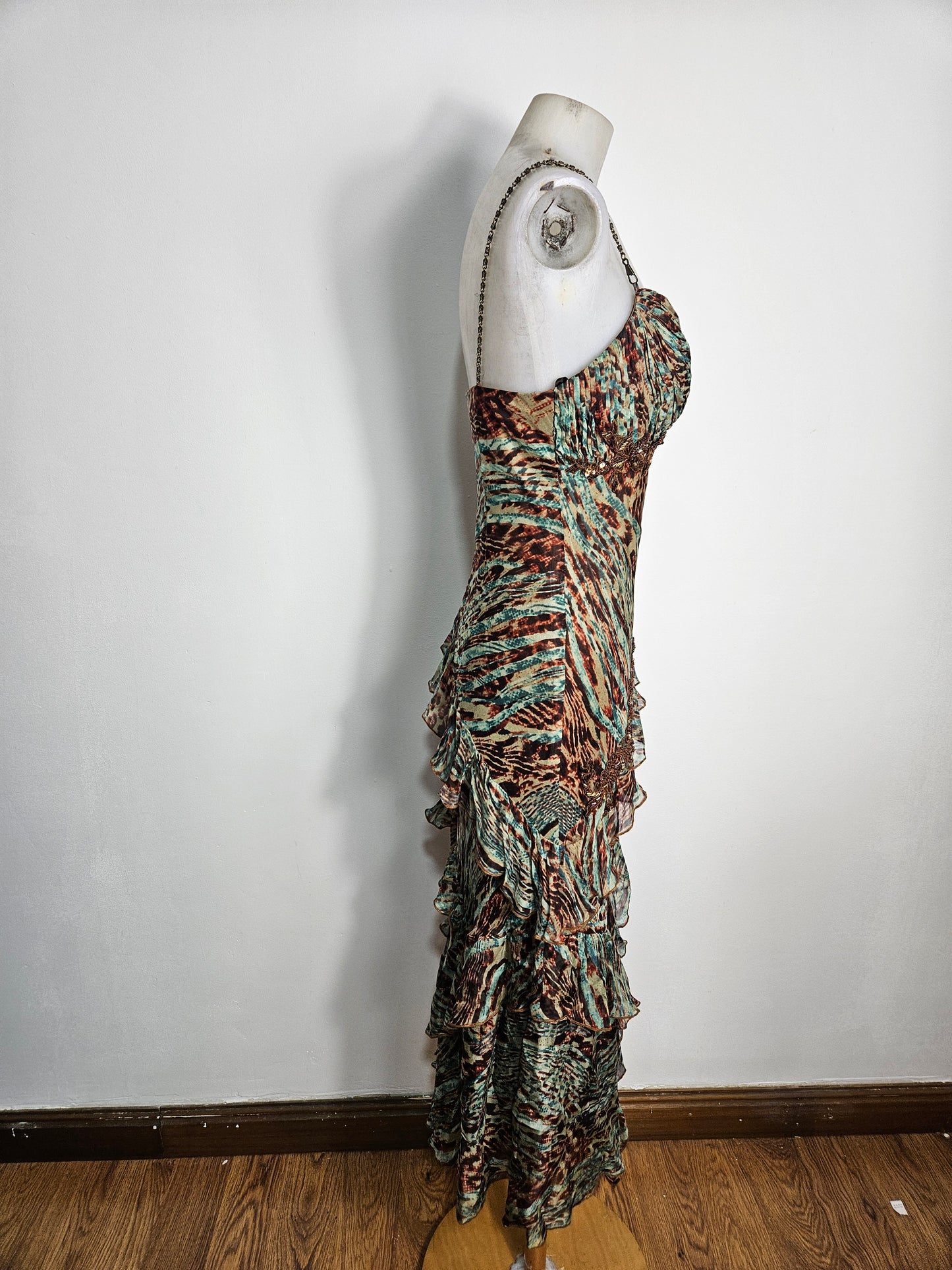 Robe en soie brodée à volants