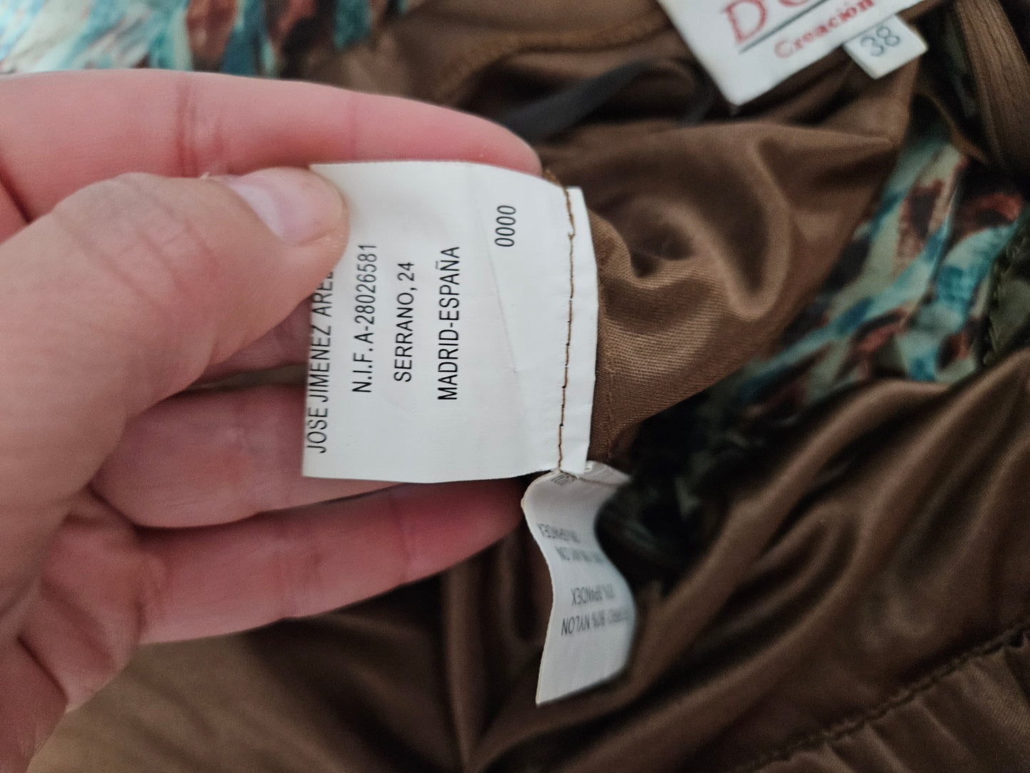 Robe en soie brodée à volants