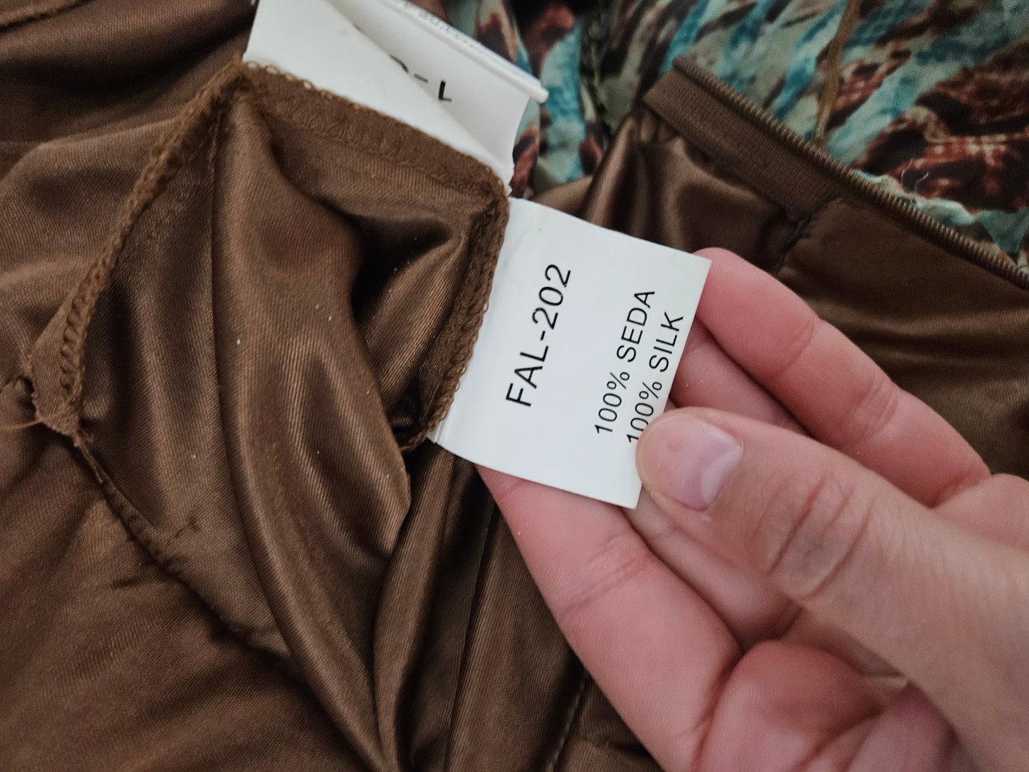 Robe en soie brodée à volants