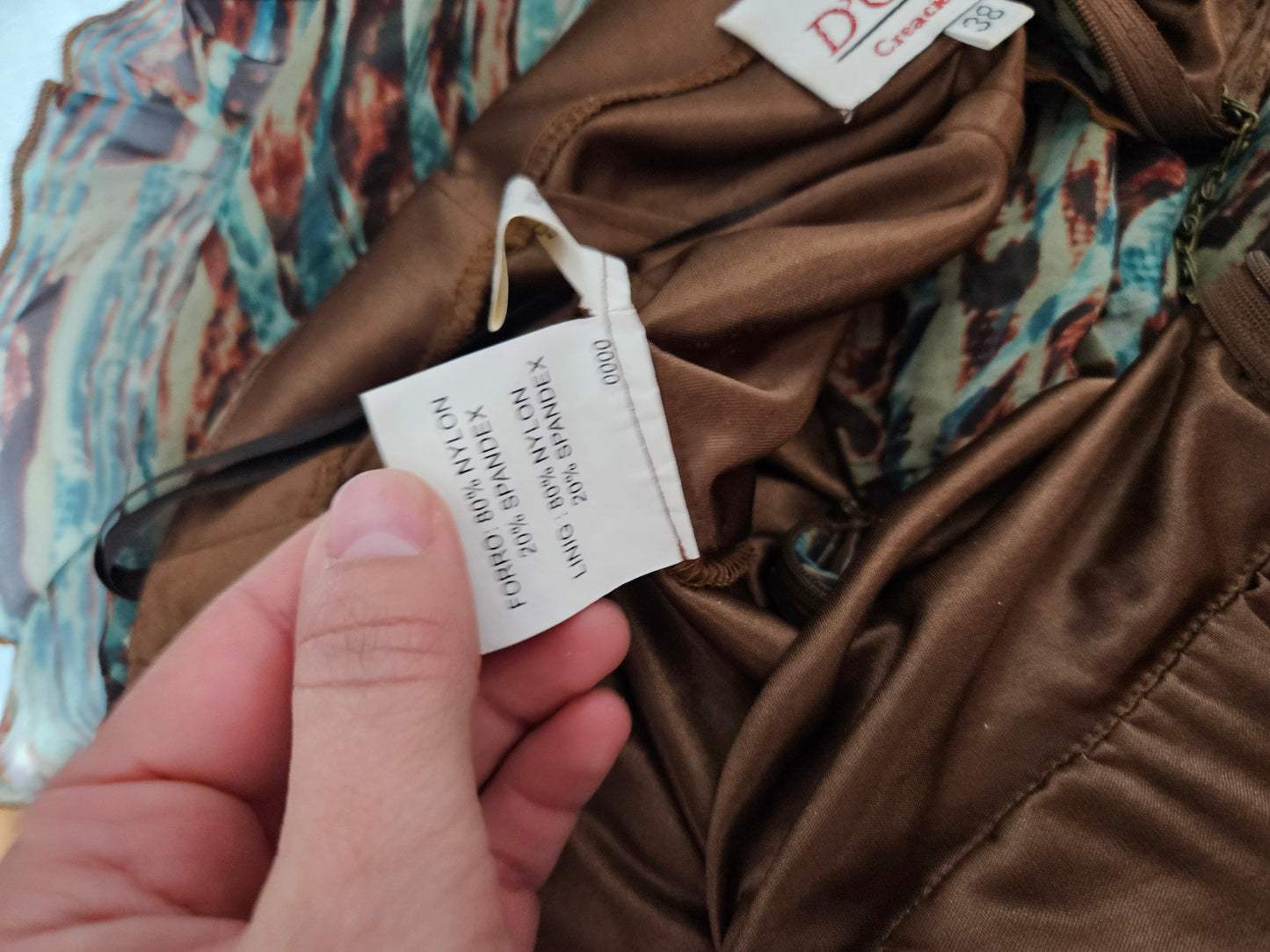 Robe en soie brodée à volants