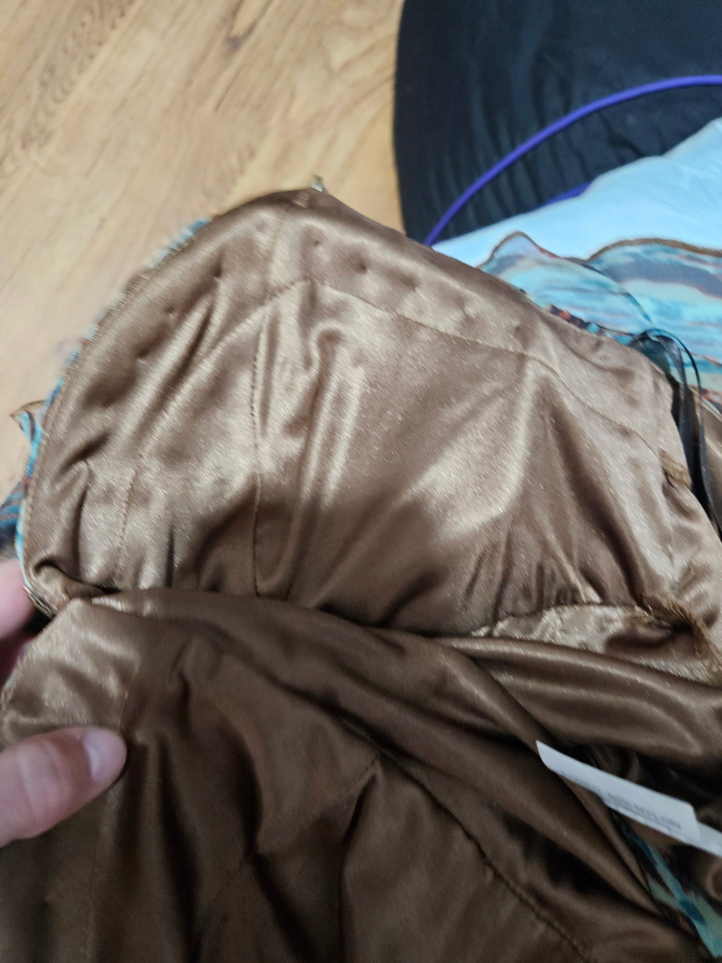 Robe en soie brodée à volants
