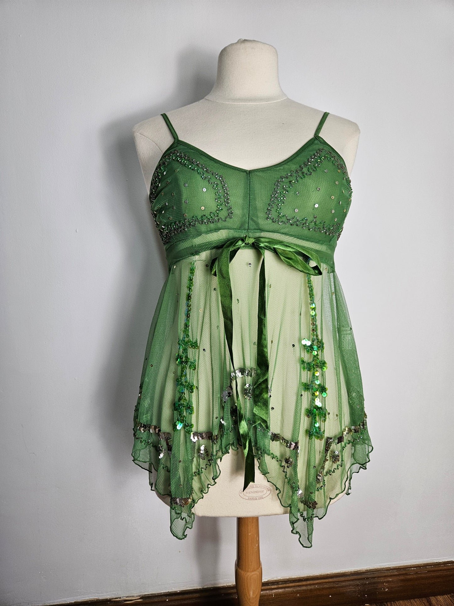 Haut en voile asymétrique brodé vert