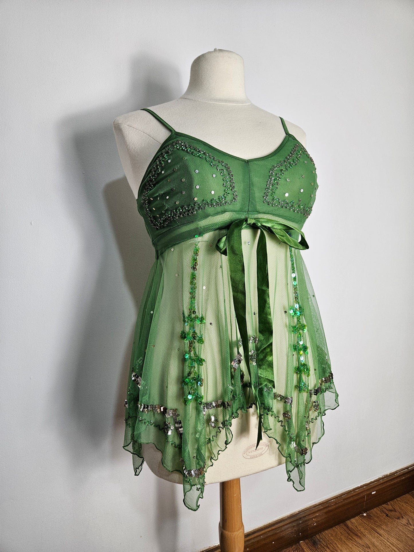 Haut en voile asymétrique brodé vert