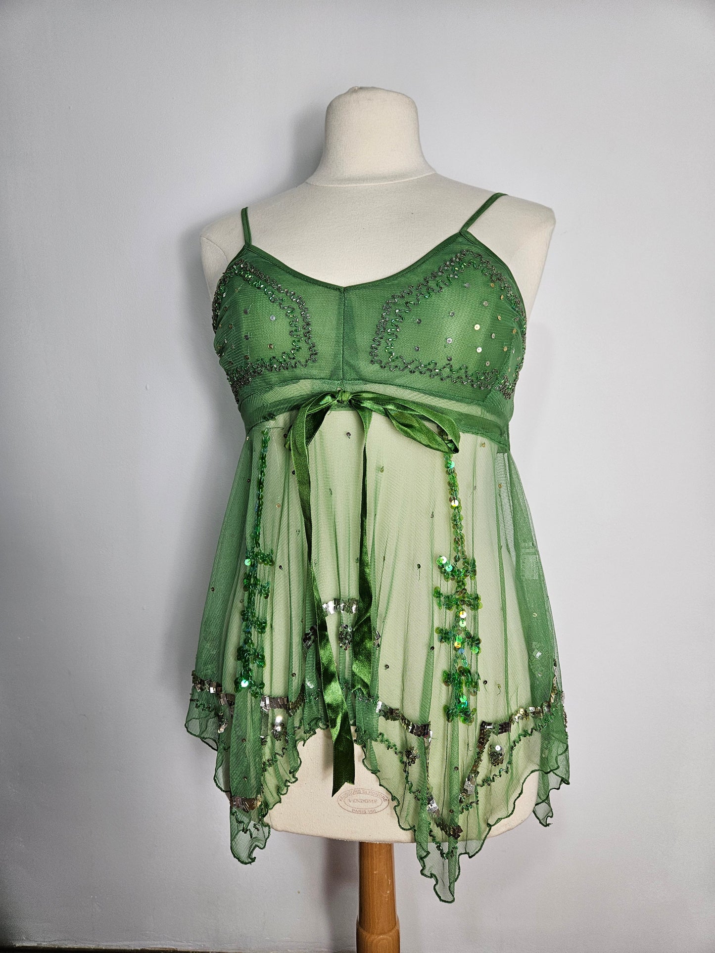 Haut en voile asymétrique brodé vert