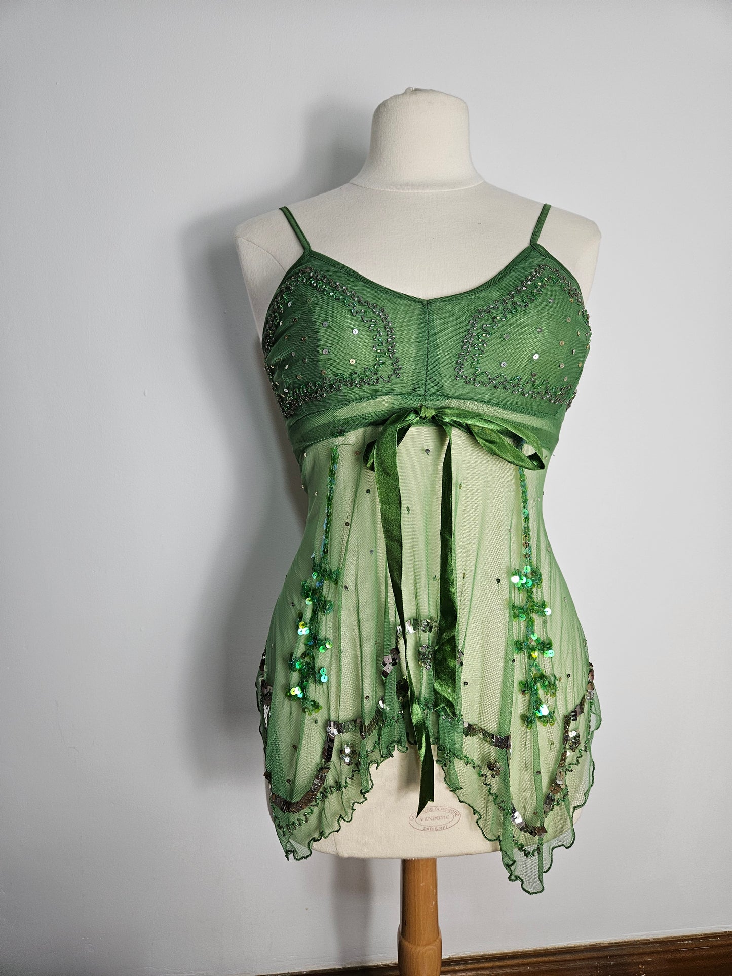 Haut en voile asymétrique brodé vert