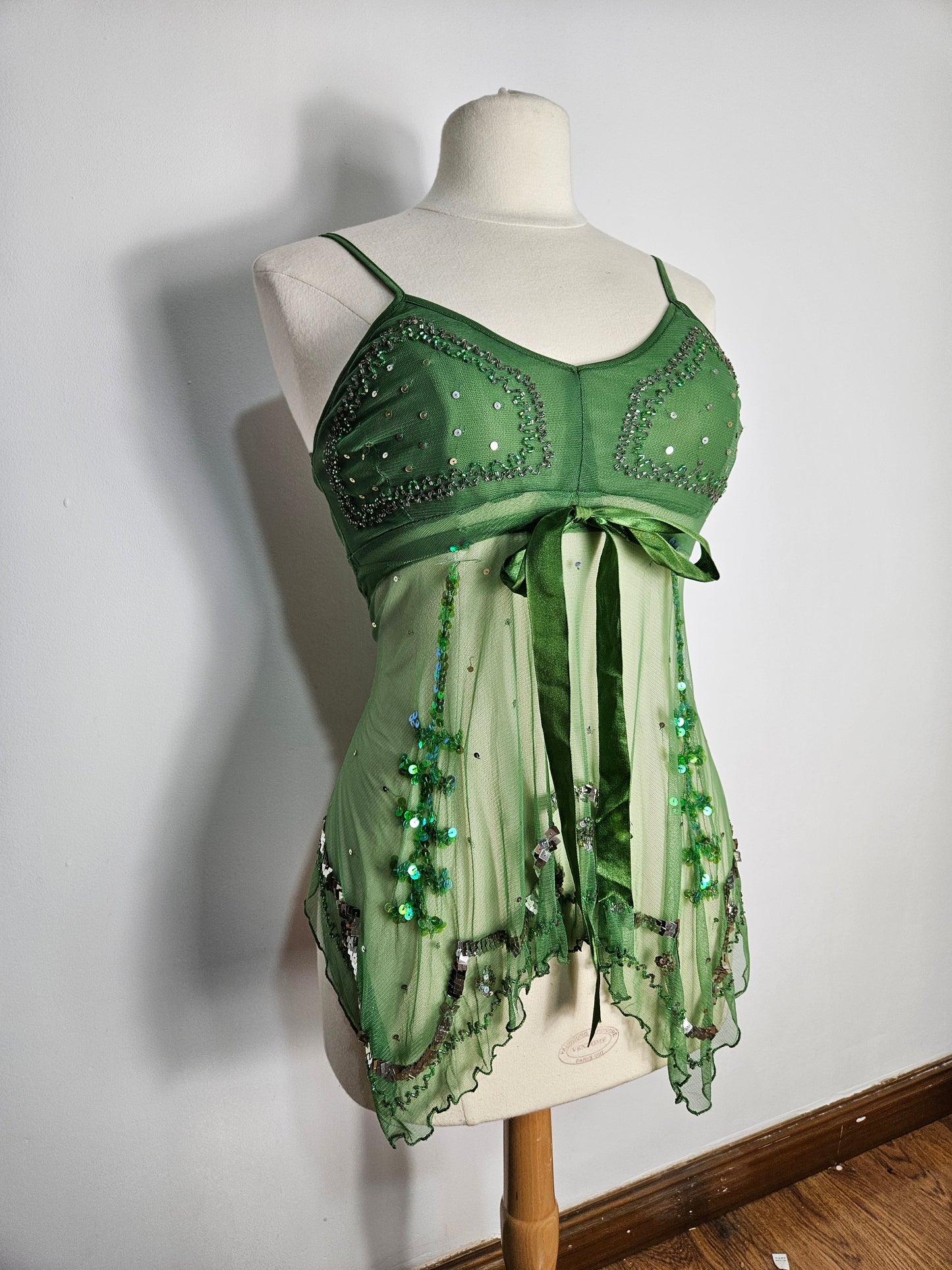 Haut en voile asymétrique brodé vert