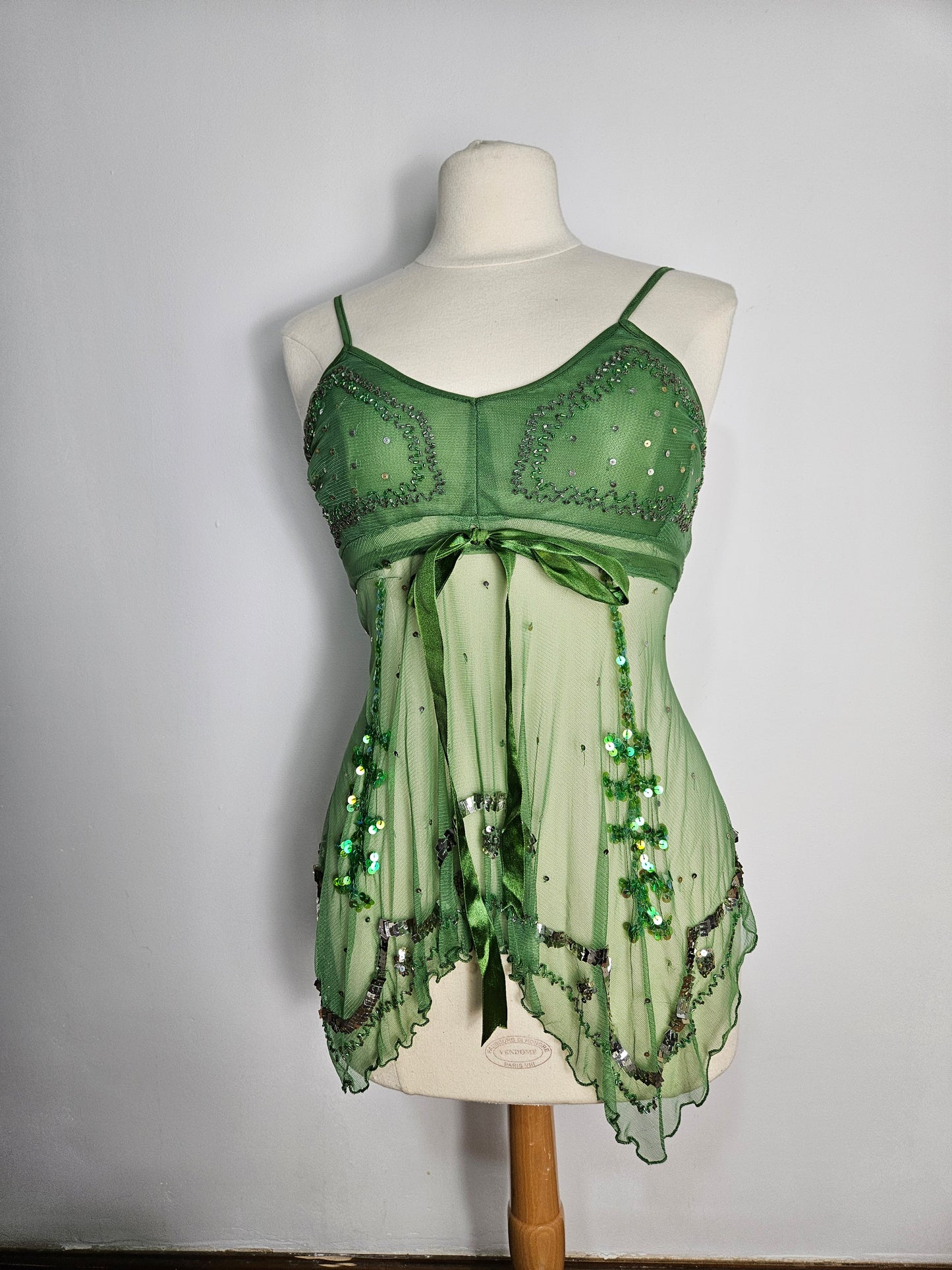 Haut en voile asymétrique brodé vert