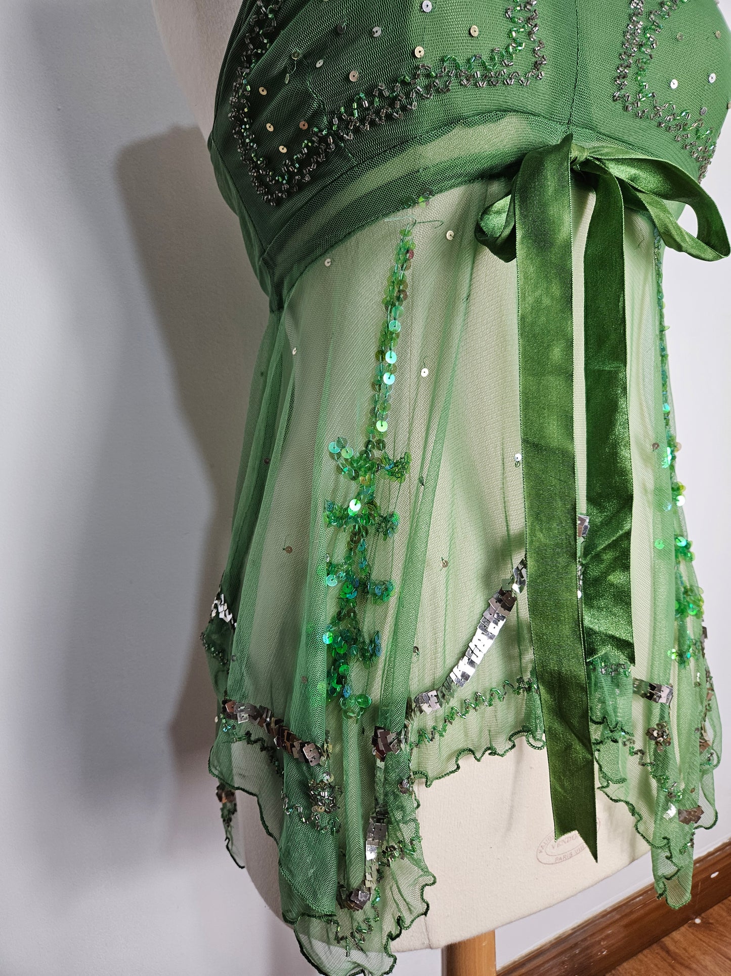 Haut en voile asymétrique brodé vert