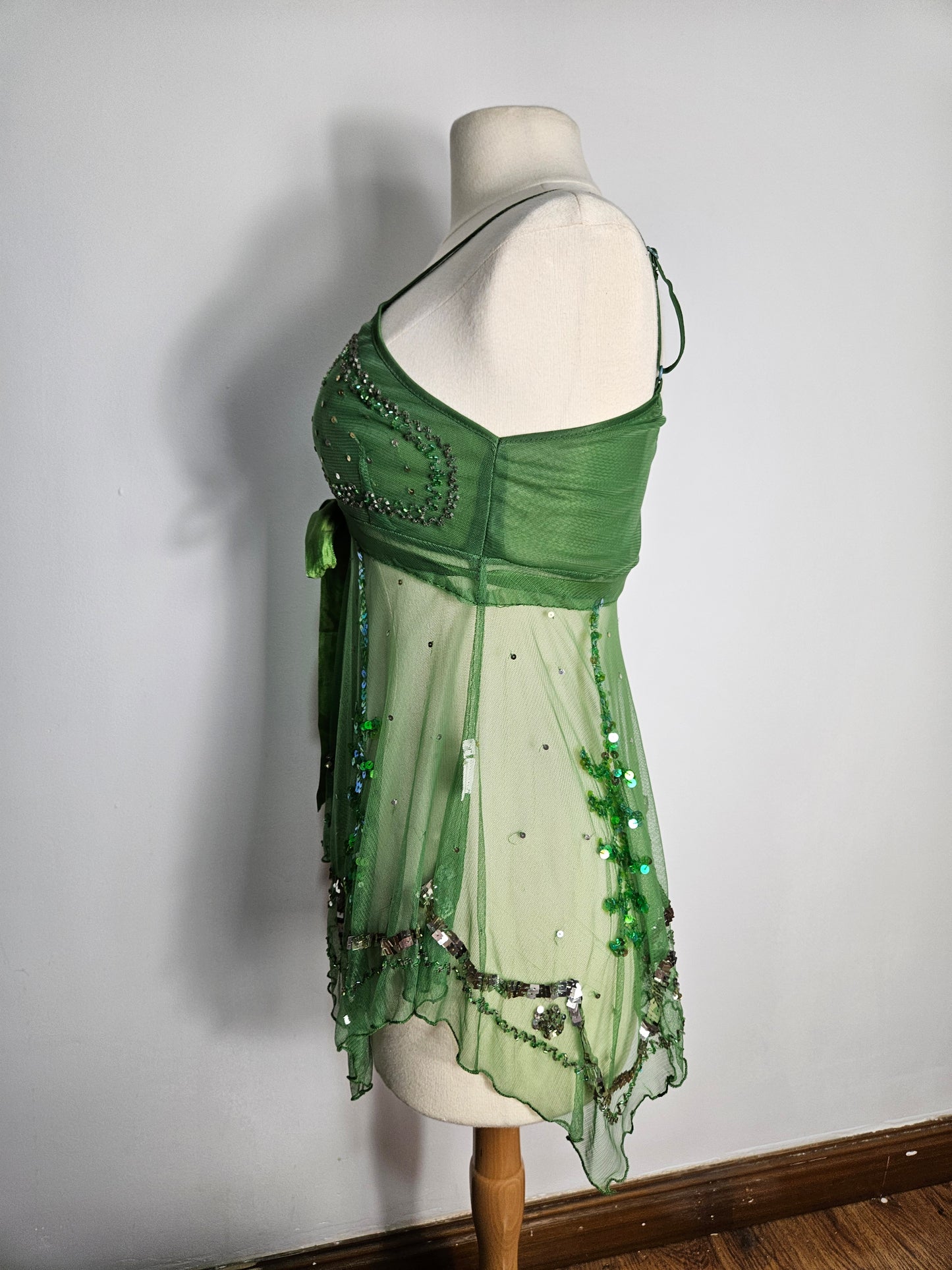 Haut en voile asymétrique brodé vert