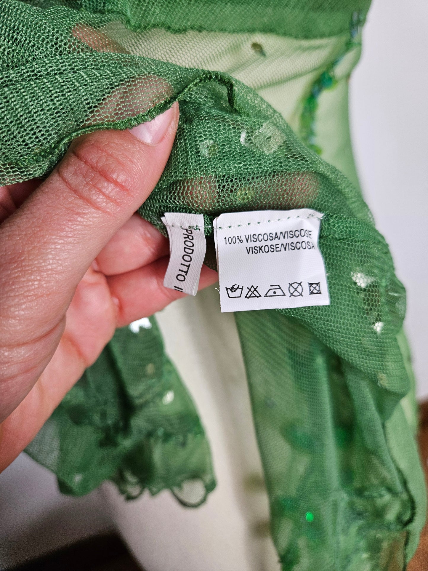 Haut en voile asymétrique brodé vert