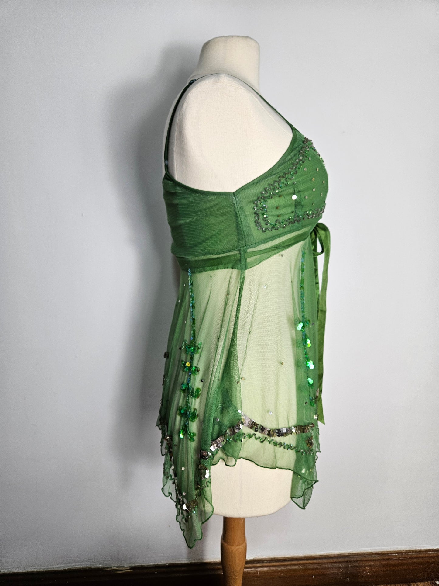 Haut en voile asymétrique brodé vert