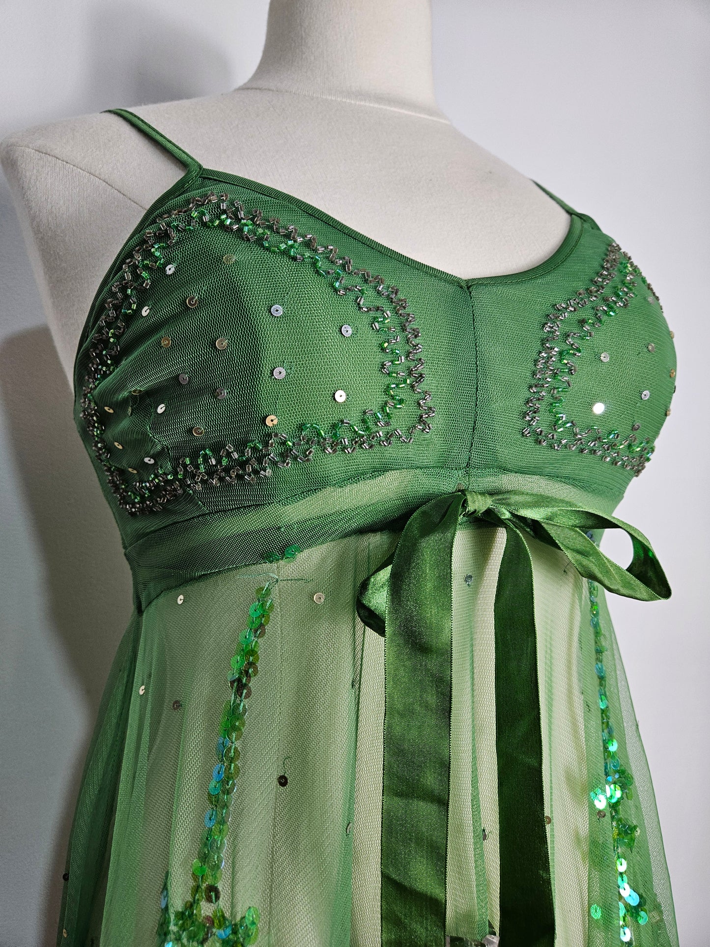 Haut en voile asymétrique brodé vert