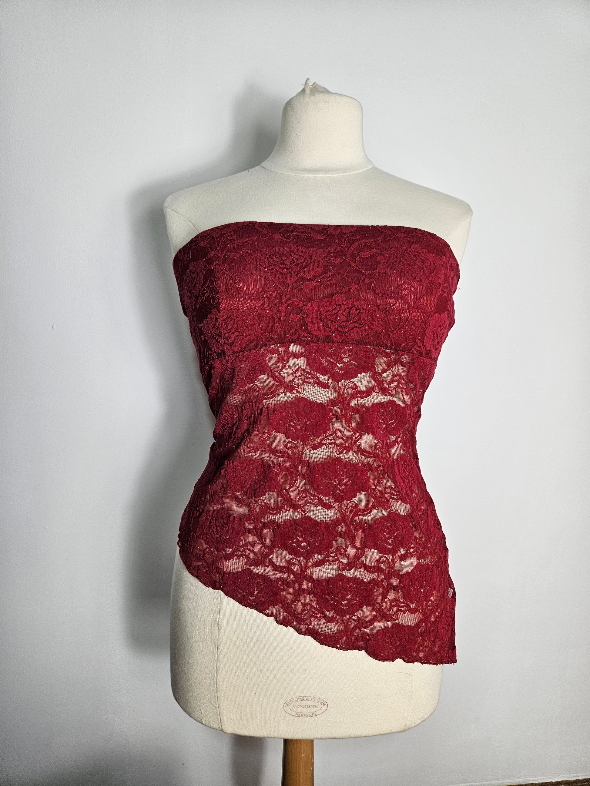 Top bandeau vintage en dentelle bordeaux à motifs floraux présenté de face sur mannequin.