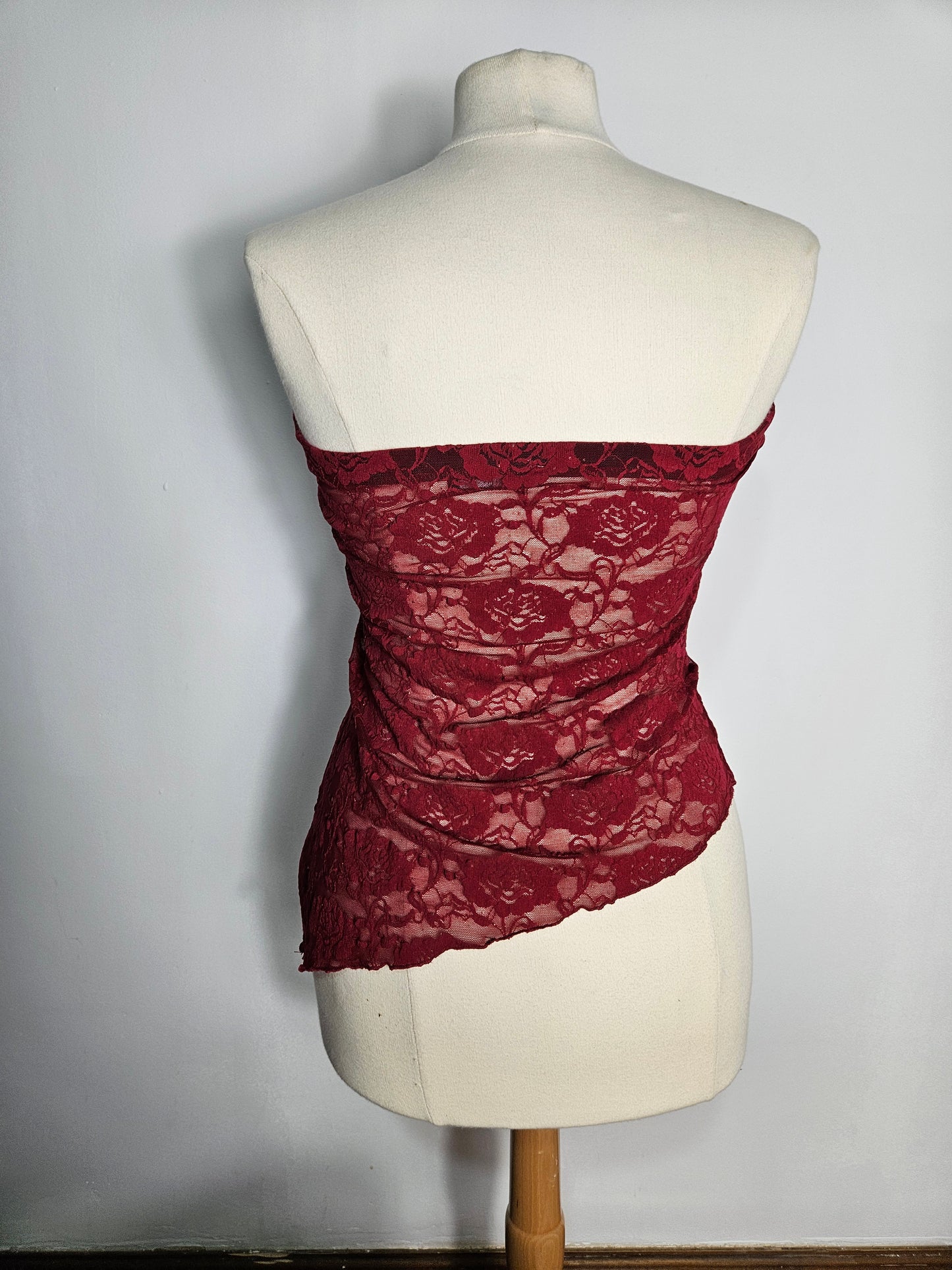 Haut strapless en dentelle rouge