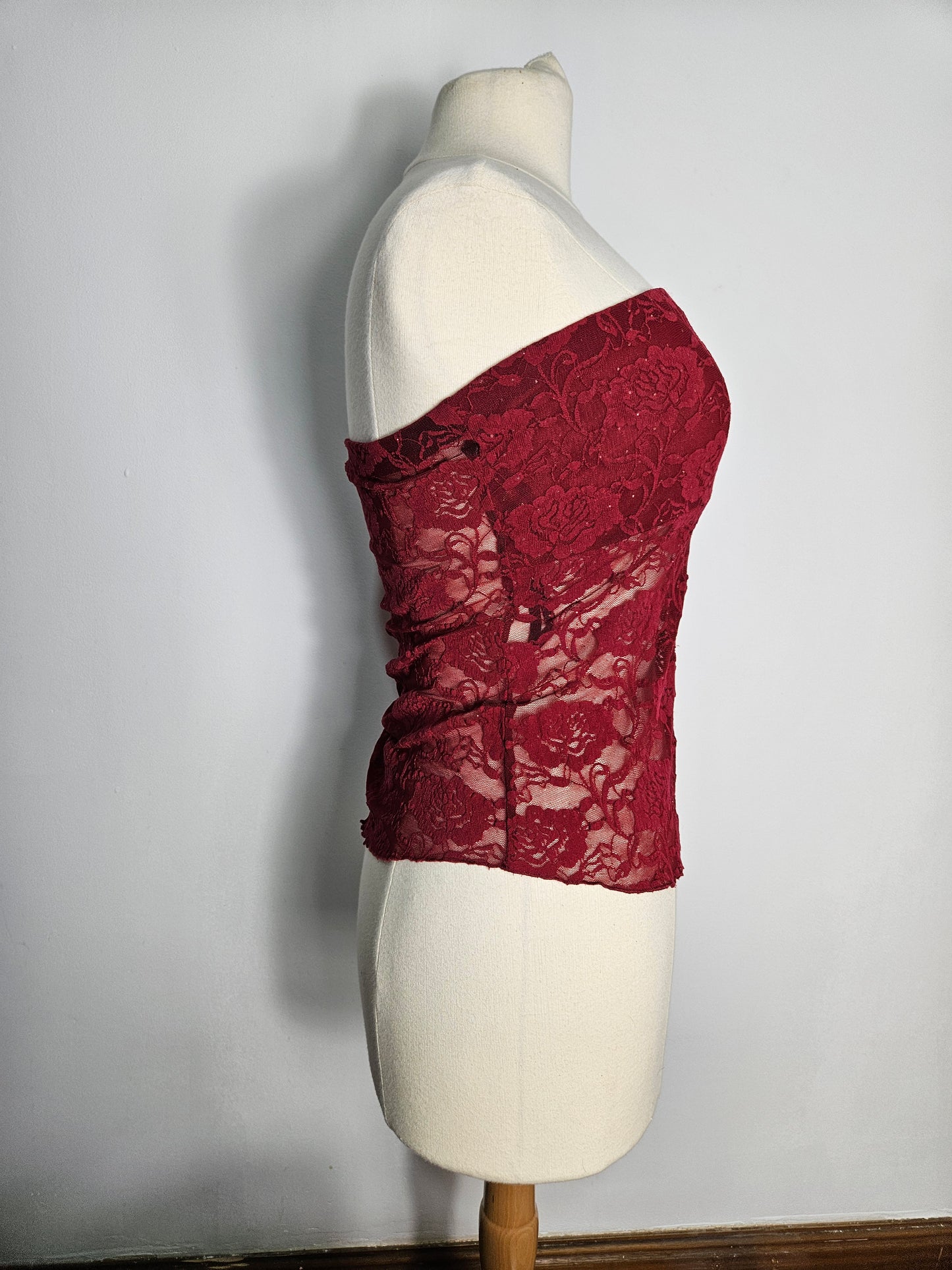 Haut strapless en dentelle rouge
