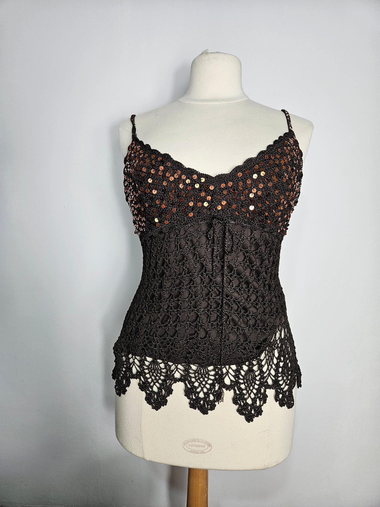 Top de crochet marrón con lentejuelas doradas