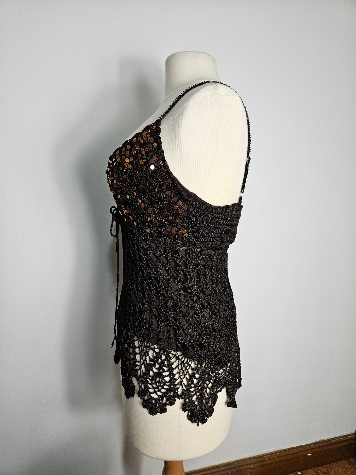 Top de crochet marrón con lentejuelas doradas