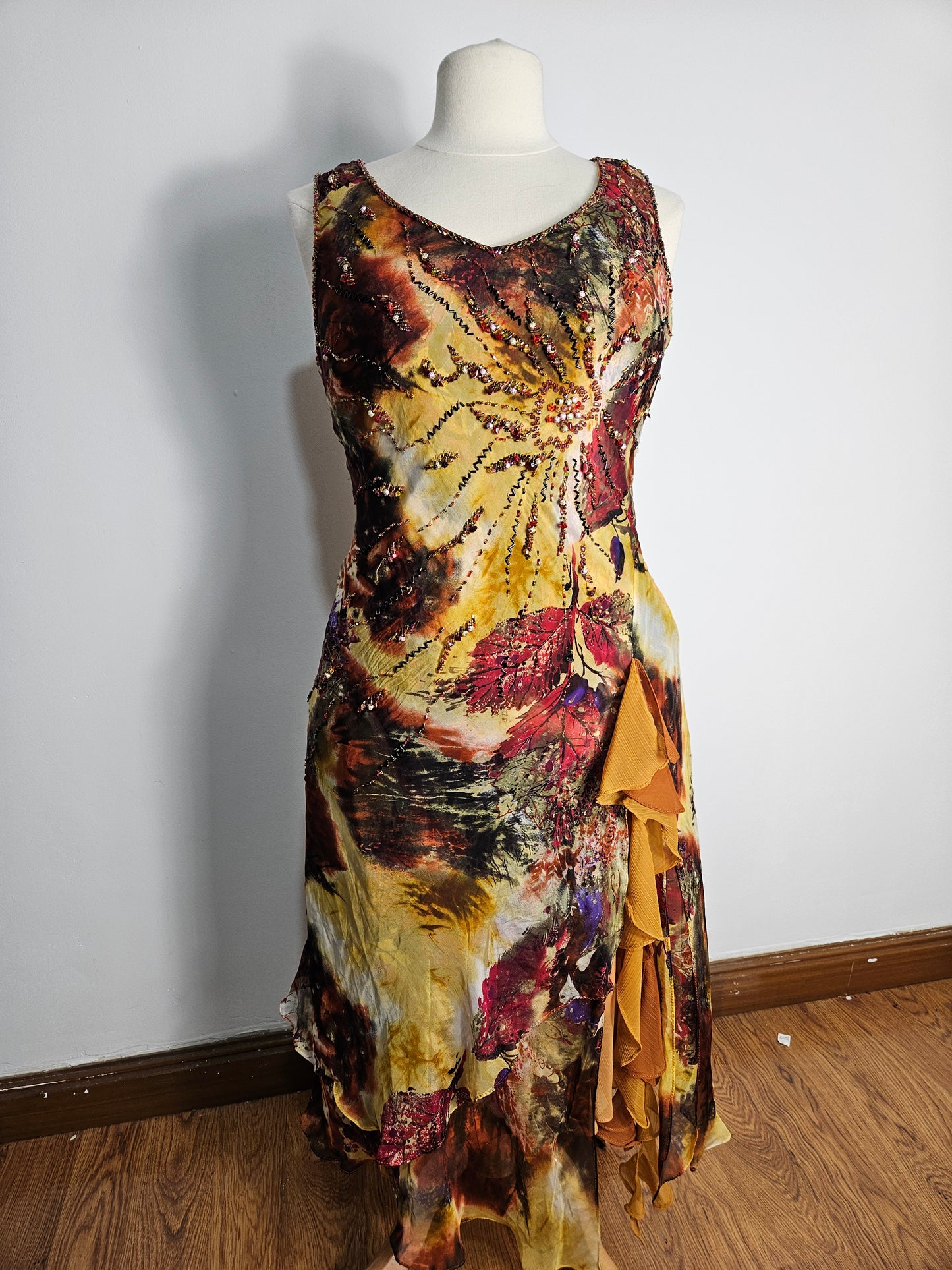 Vestido de seda bordado en tonos ocres