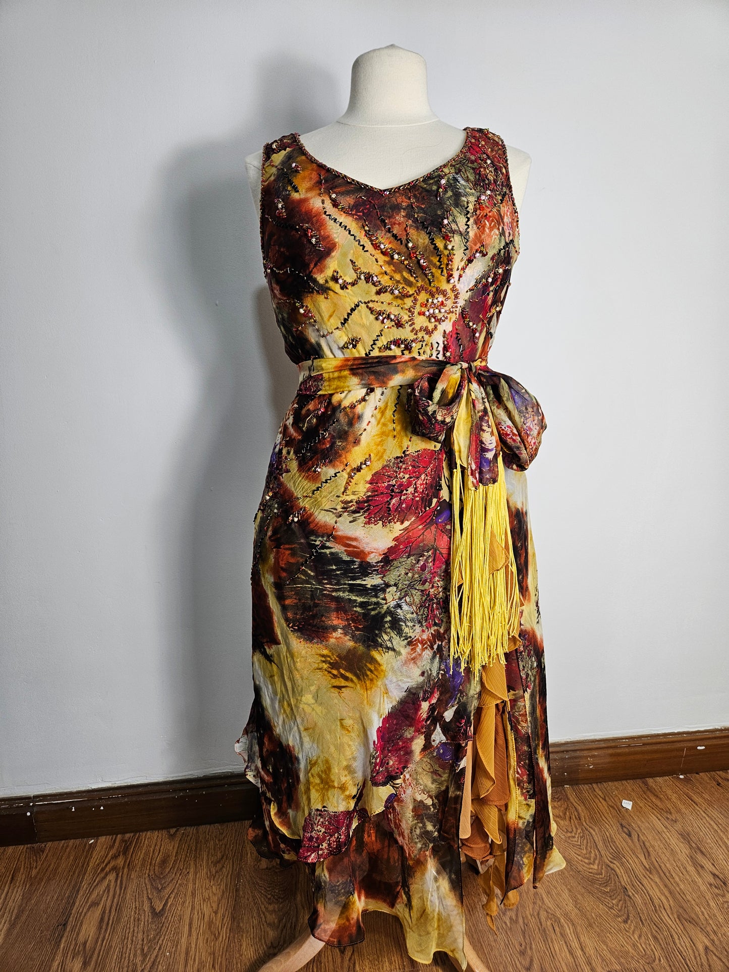 Vestido de seda bordado en tonos ocres