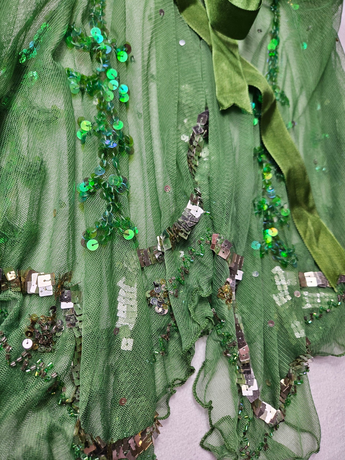 Haut en voile asymétrique brodé vert